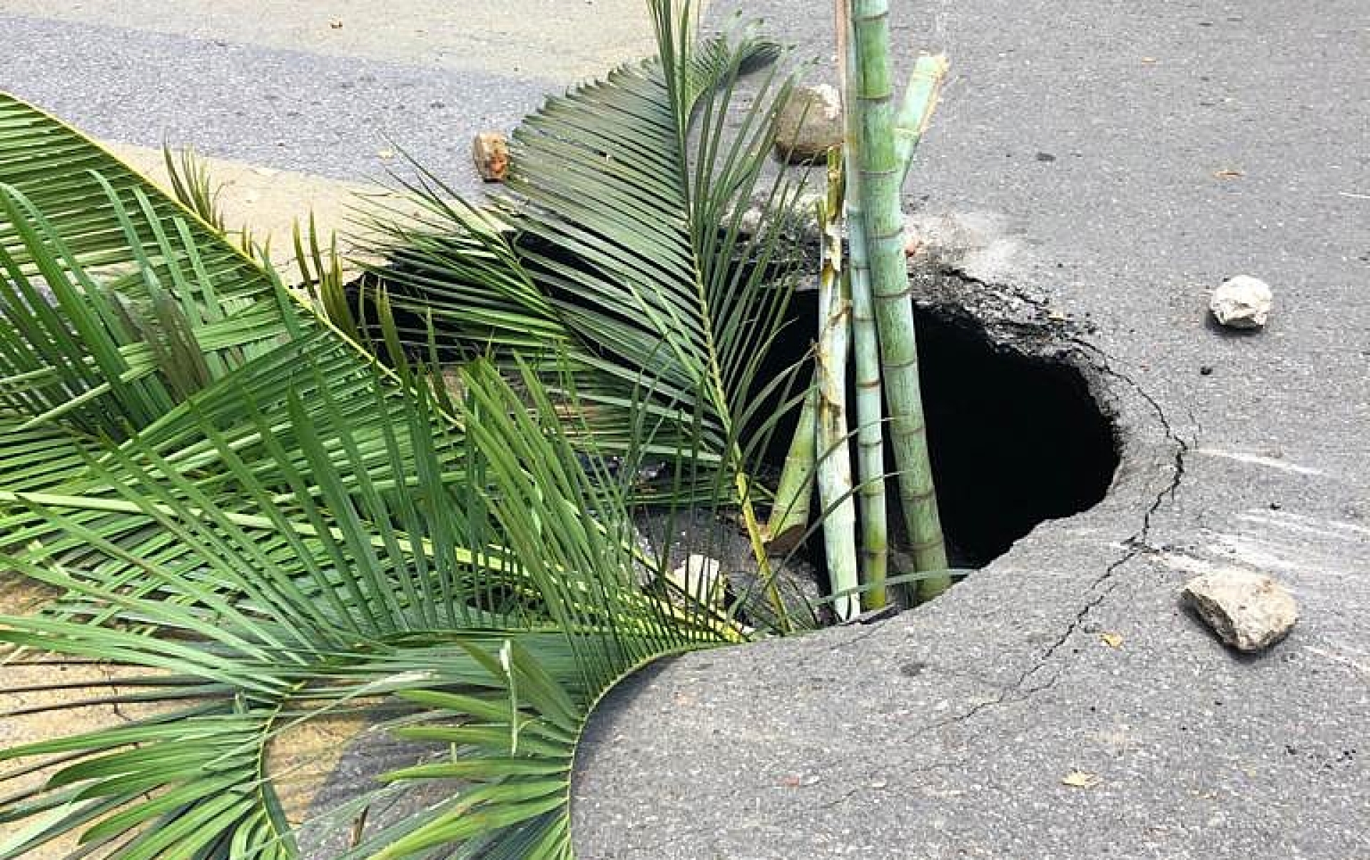 Reportan vecinos de Lomas de Cortés aparente socavón