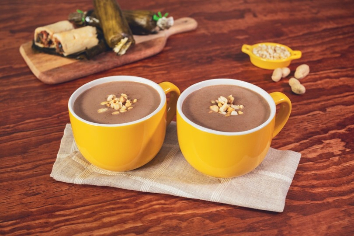 ¿Buscas una rica bebida caliente para el frío? Prepara este atole de cacahuate casero