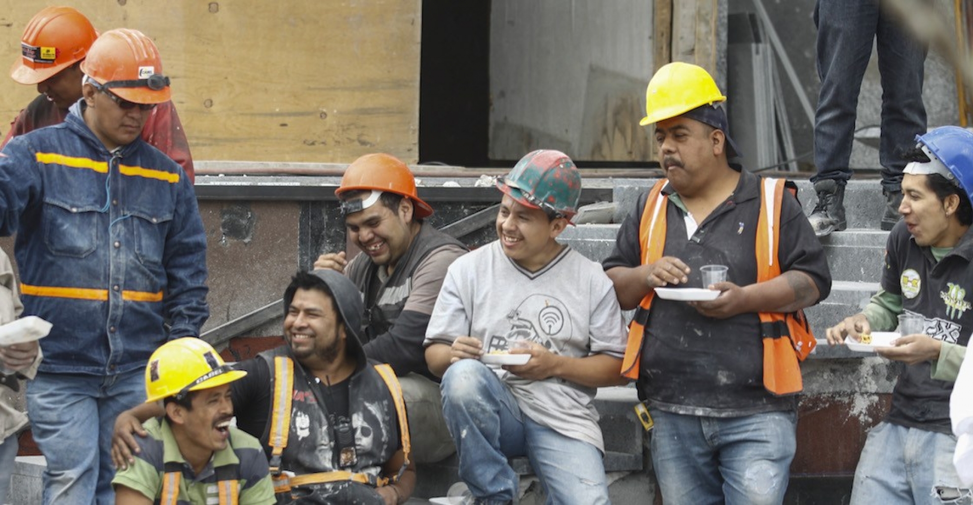 La UNAM celebra a los albañiles con certificación para interpretar planos