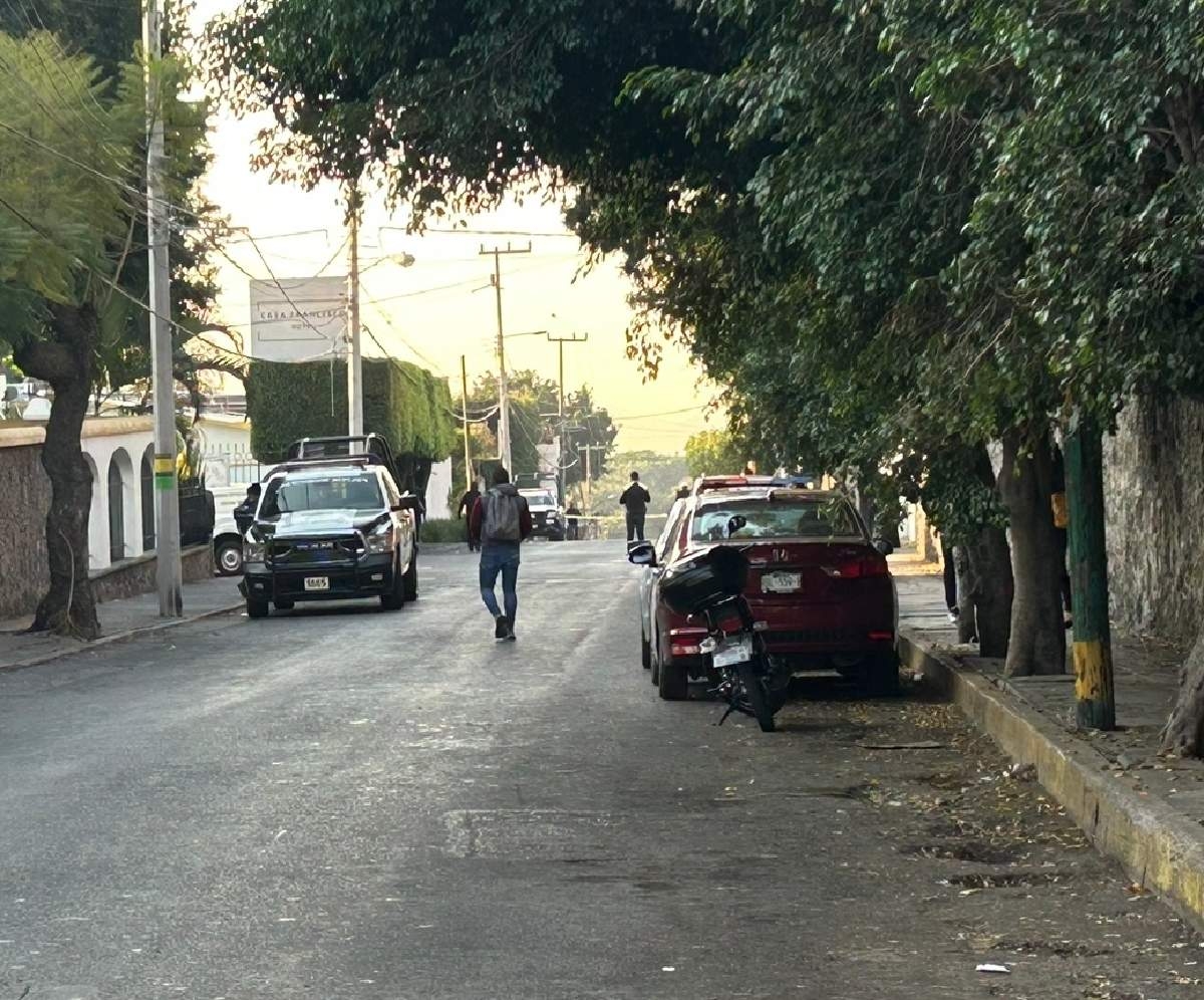 Murió al lanzarse desde un vehículo