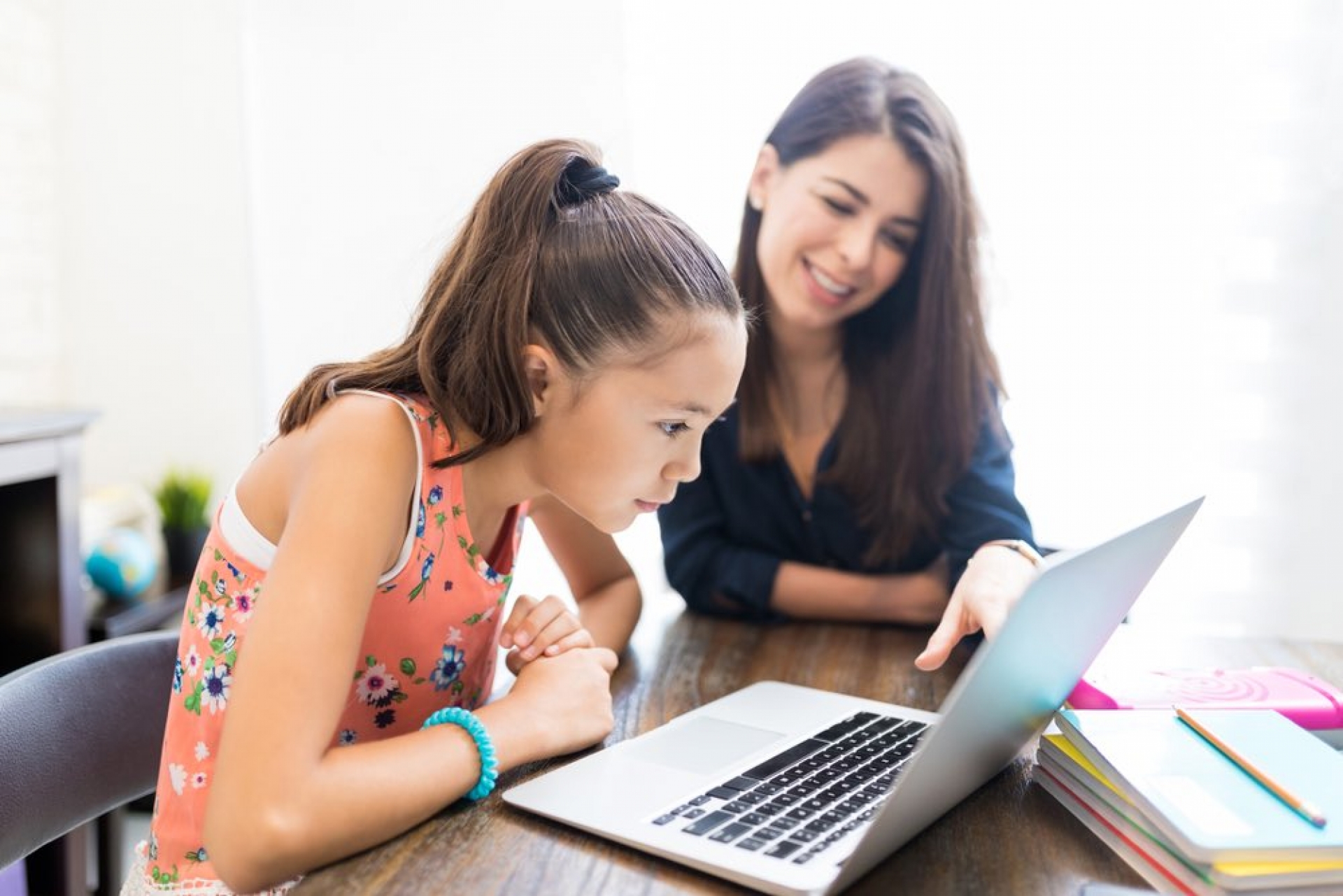 Dan continuidad a planes de estudio mediante 'Aprende en casa' por TV y vía internet