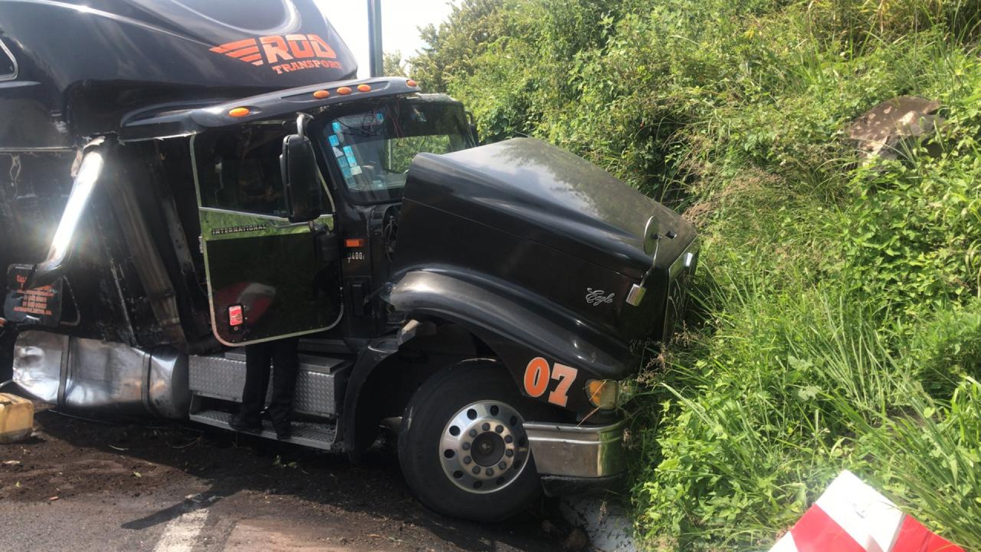 Chocan tractocamión y autobús; no hubo lesionados