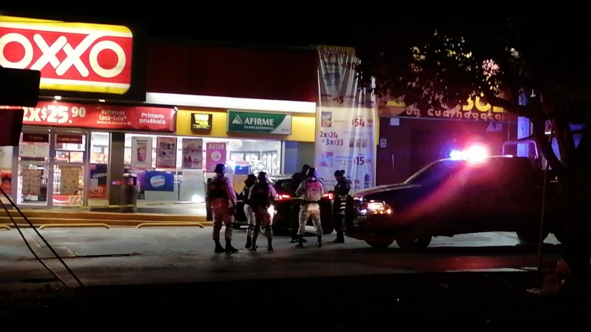Un automovilista fue herido de bala afuera de un 'Oxxo' en Burgos, en Temixco
