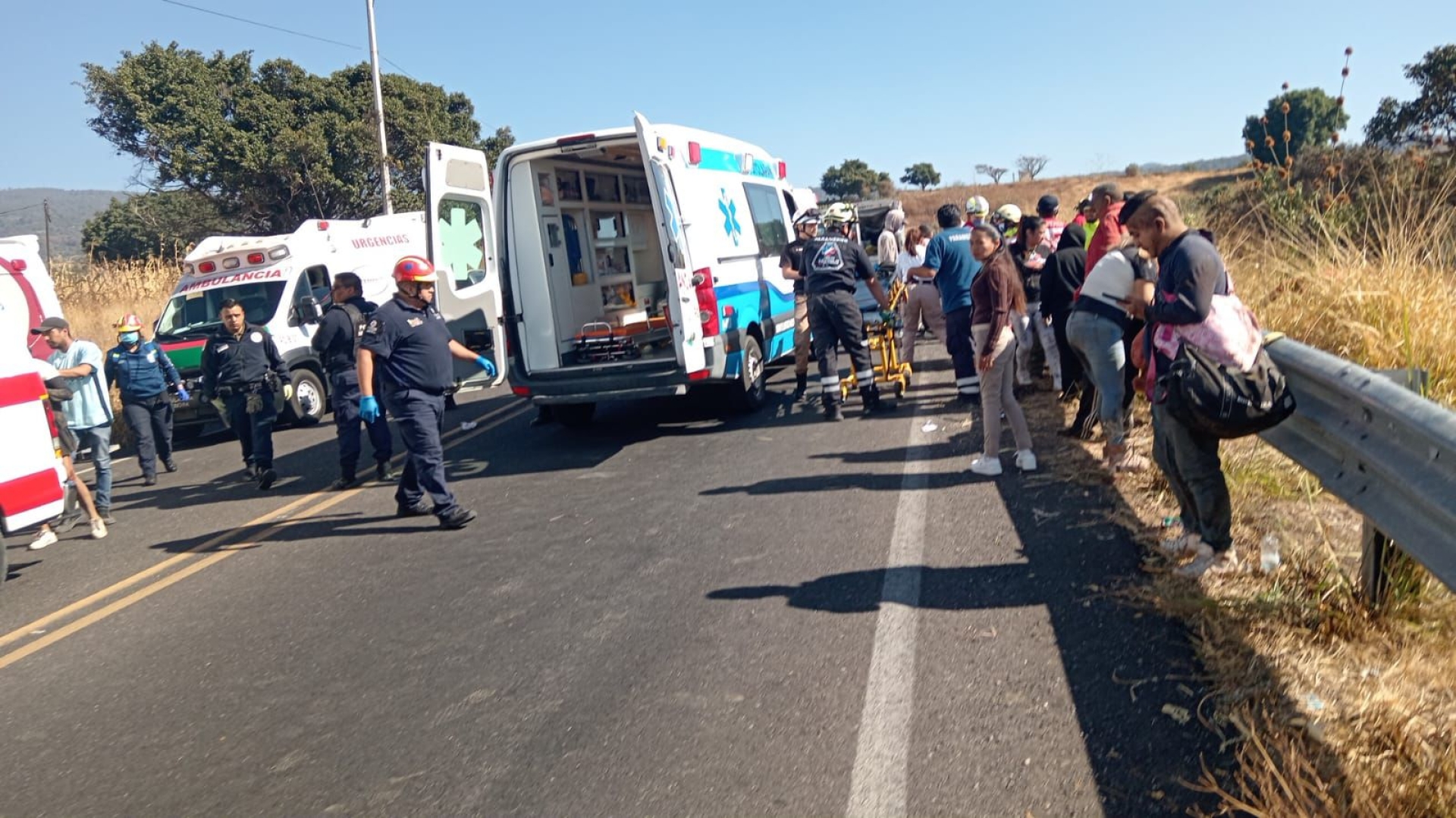 23 personas lesionadas, reporte inicial tras volcar autobús de pasajeros en Tlalnepantla