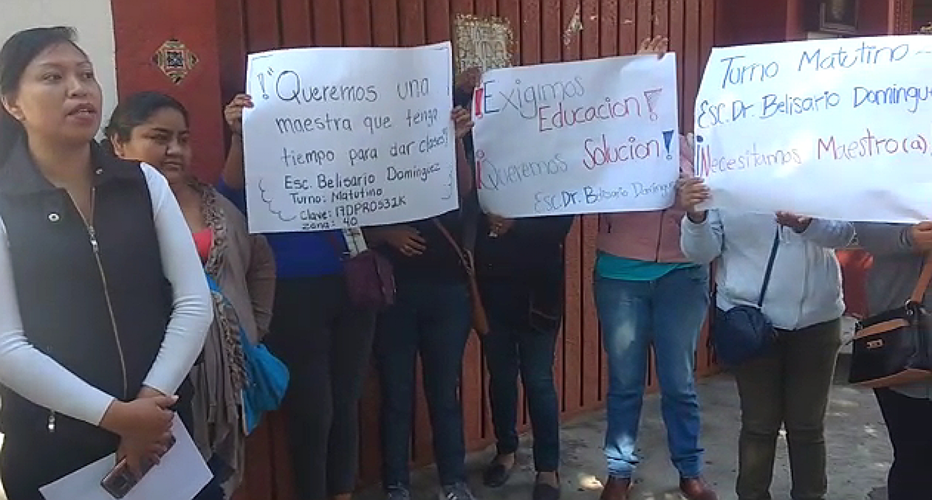 Padres de familia de la escuela 'Belisario Domínguez' se manifiestan en el IEBEM