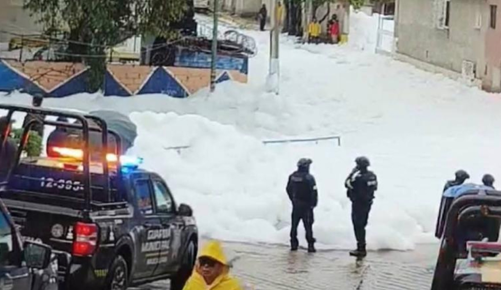 Desborde de presa 'Los Cuartos' provoca inundaciones y espuma en Naucalpan