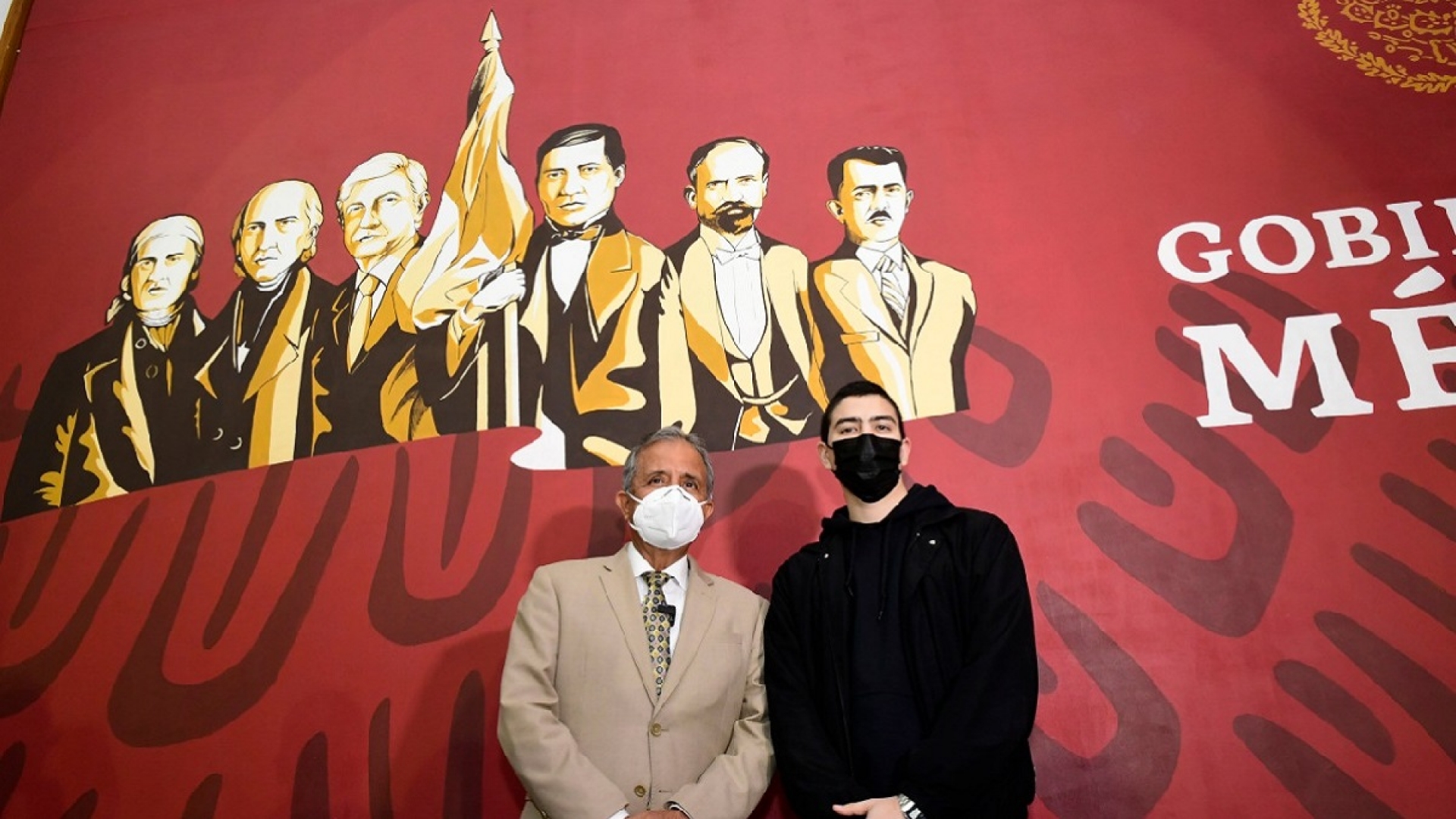 Develan mural de la 4T que incluye a AMLO