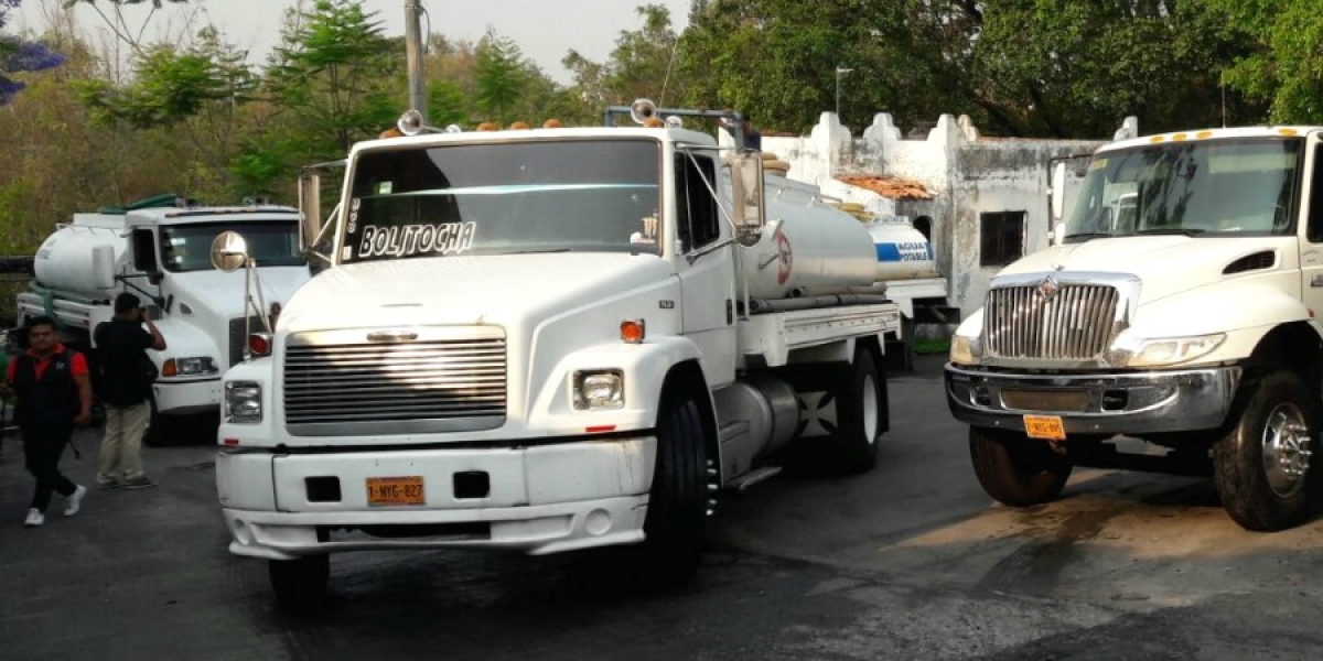 Inicia gobierno estatal distribución de agua con pipas, en colonias de Cuernavaca