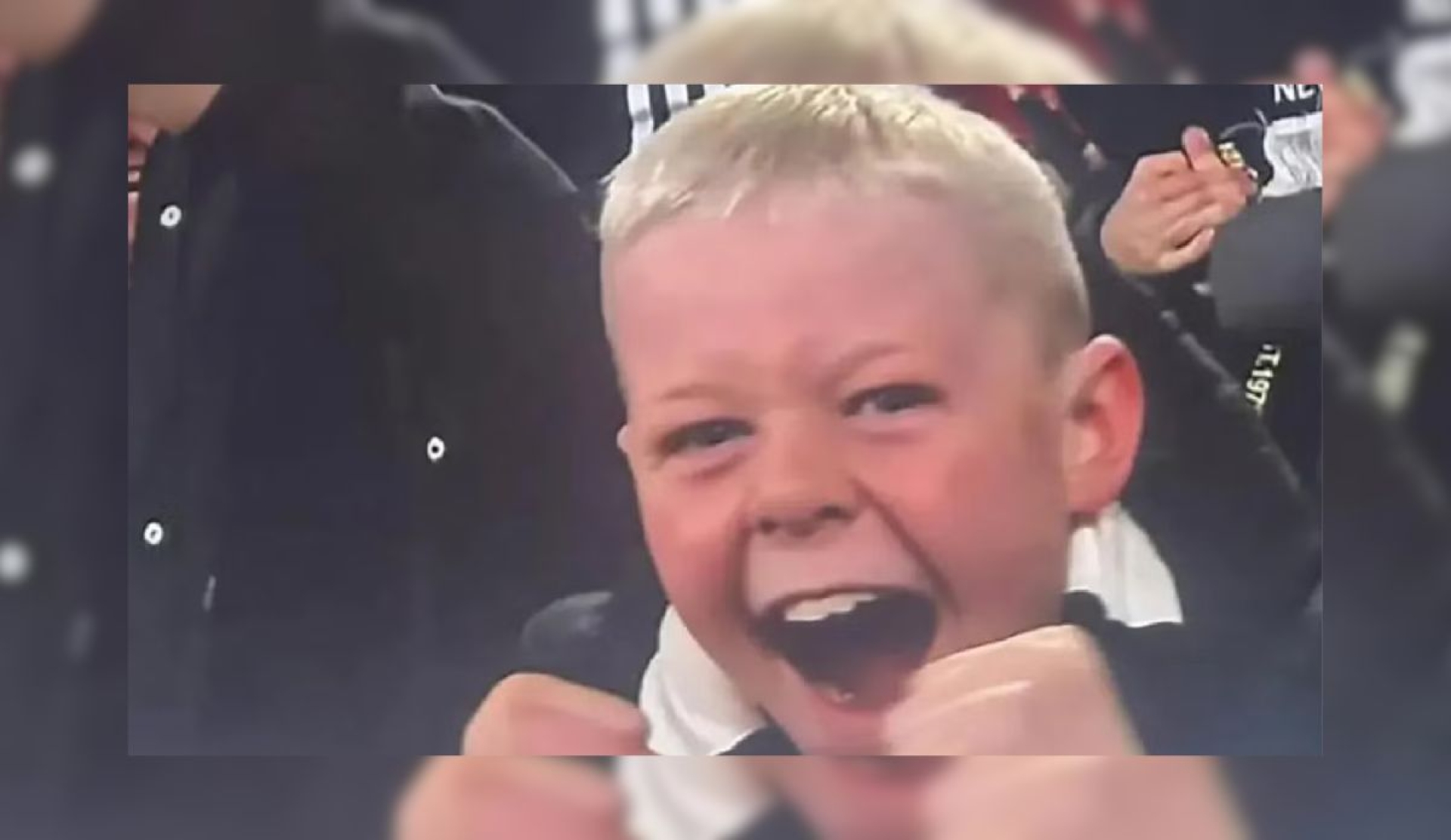 Niño se vuelve viral en estadio y su escuela lo sanciona por faltar a clases