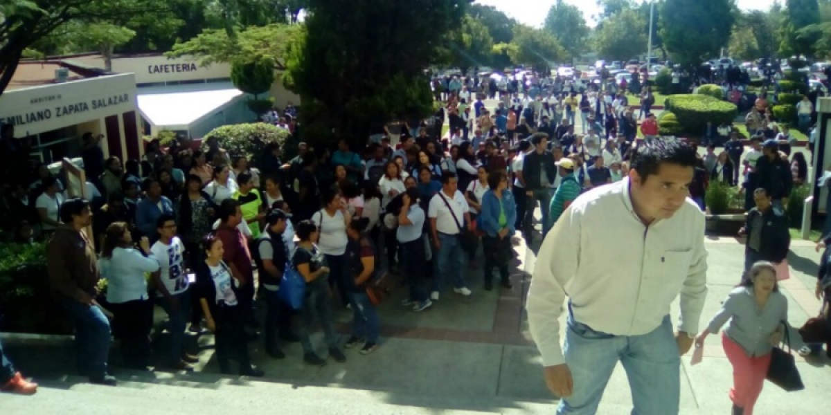 Se manifiestan integrantes del sindicato administrativo de la UAEM; exigen pago de aguinaldos