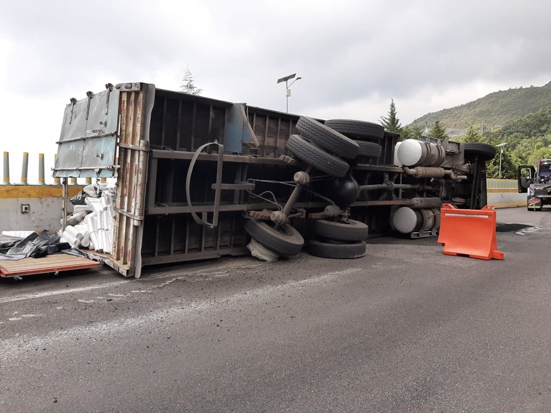 Vuelca camión en autopista México-Cuernavaca