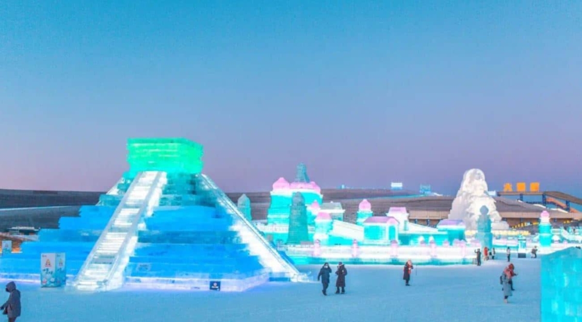 Recrean con hielo la pirámide de Kukulcán en China