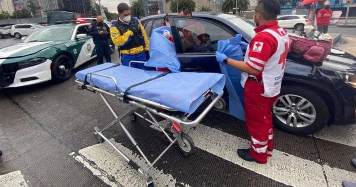 Mujer da a luz sobre Paseo de la Reforma a bordo de su auto en CDMX