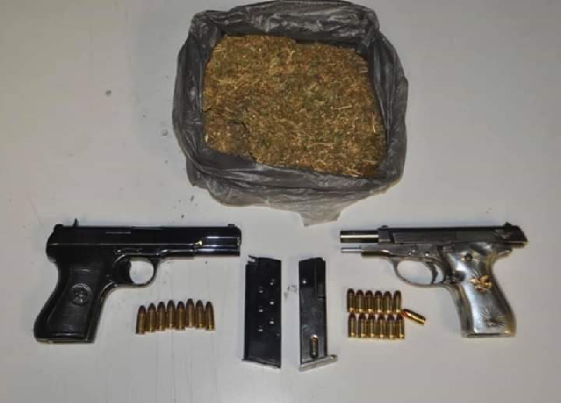 Detienen policías a tres hombres con dos armas de fuego, en Zapata
