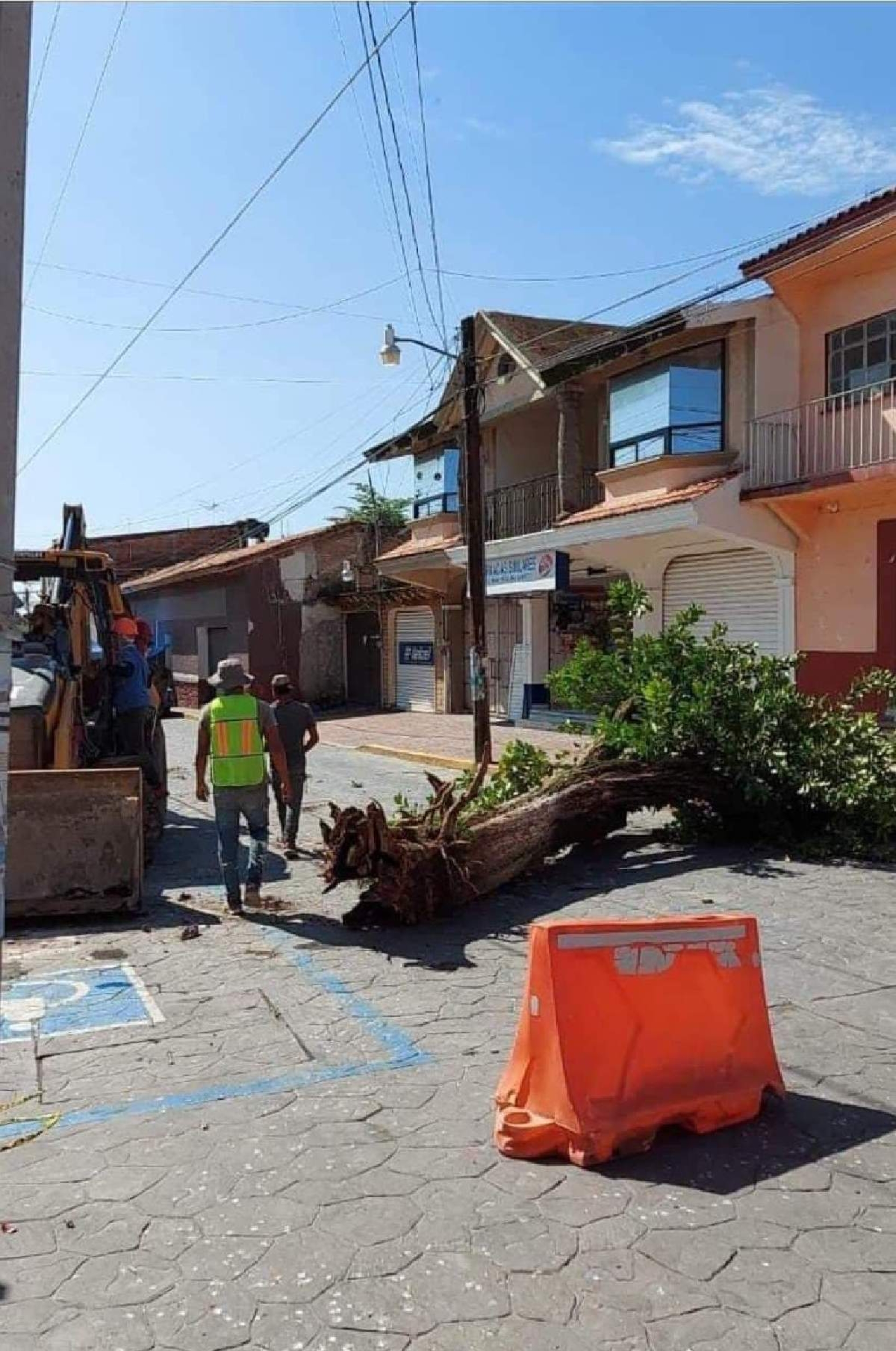 Reconoce alcalde daño ambiental en zócalo de Mazatepec