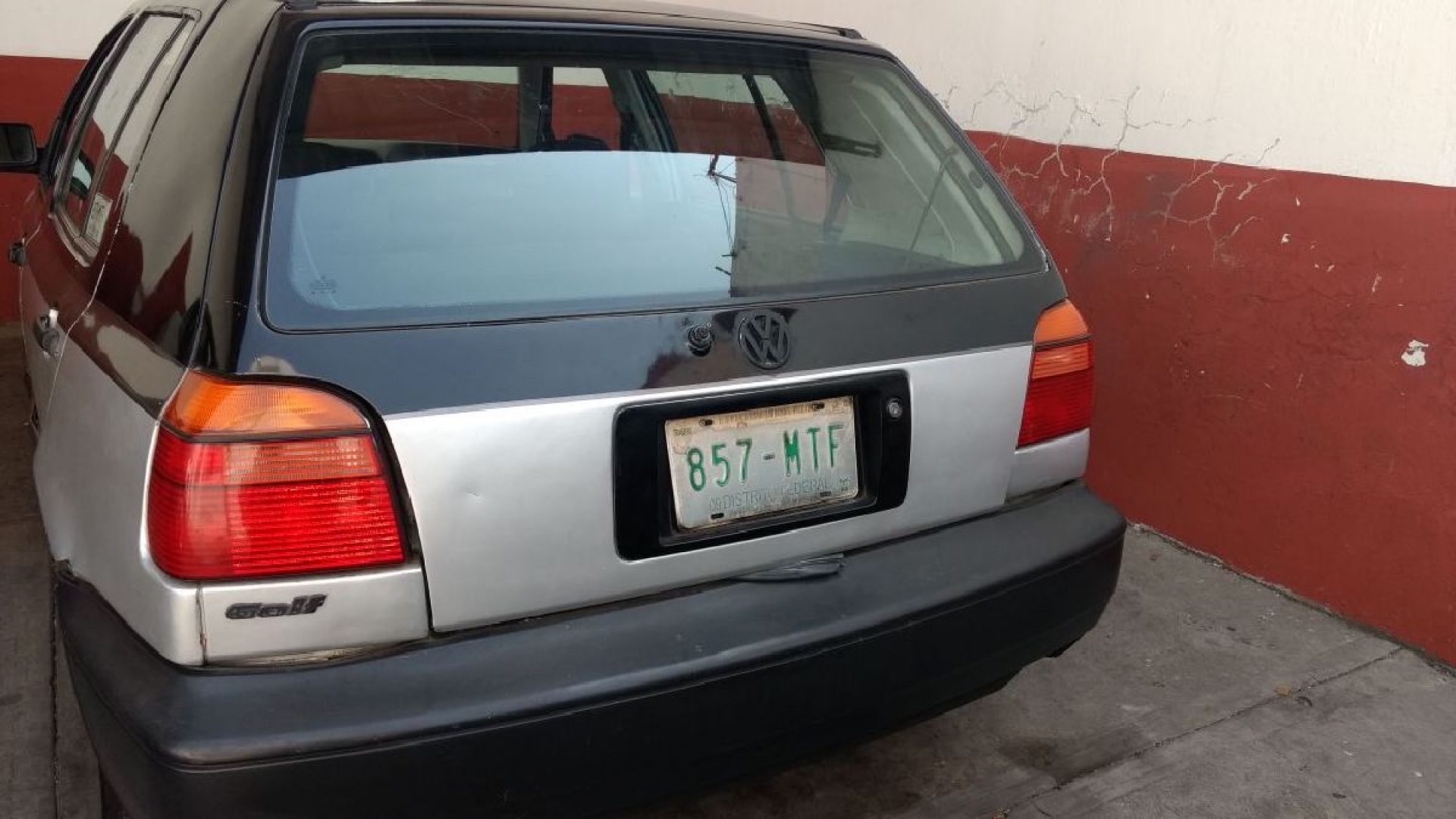 Detienen a dos individuos por el robo de un auto