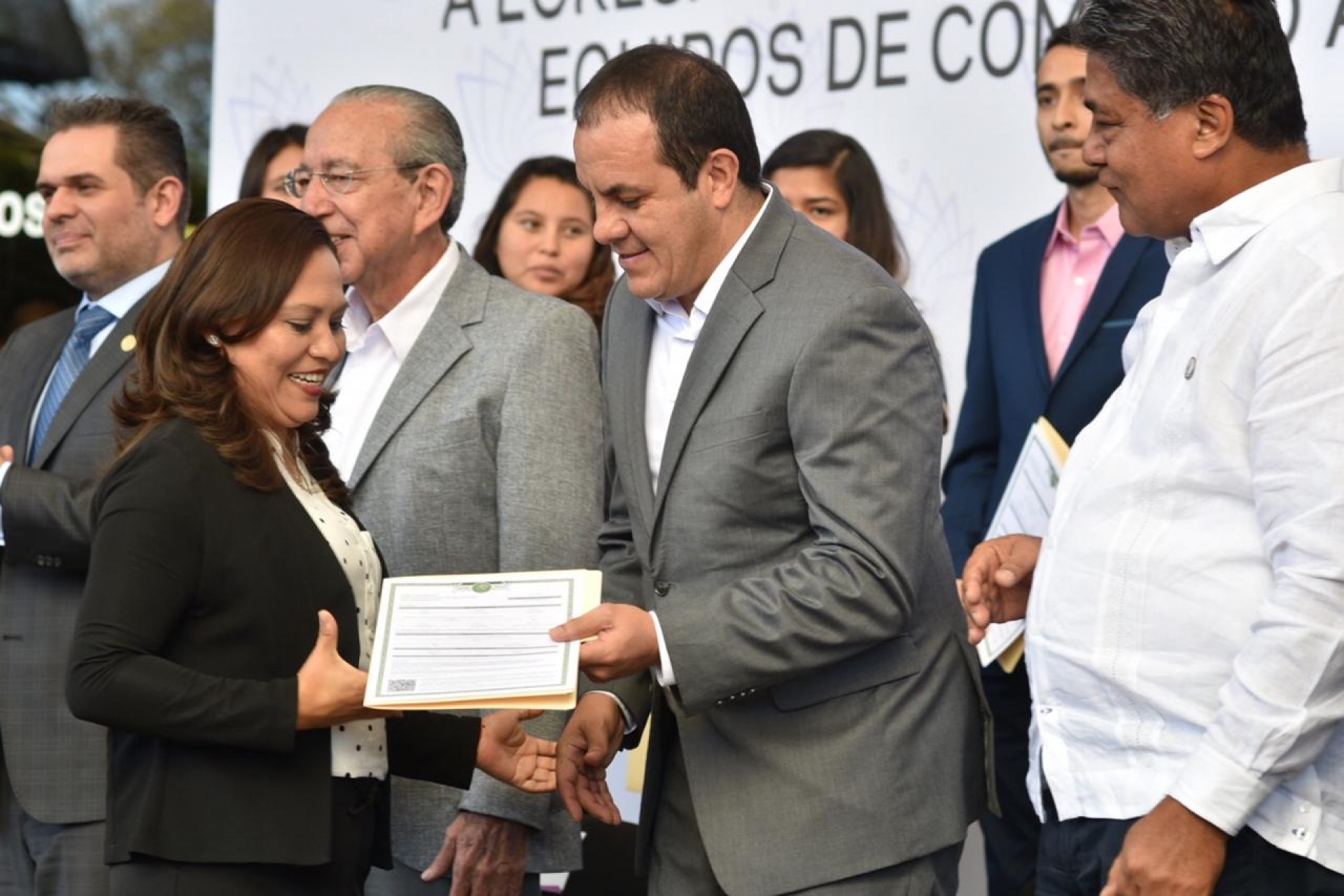 Encabeza gobernador primera entrega de títulos electrónicos, en el IEBEM