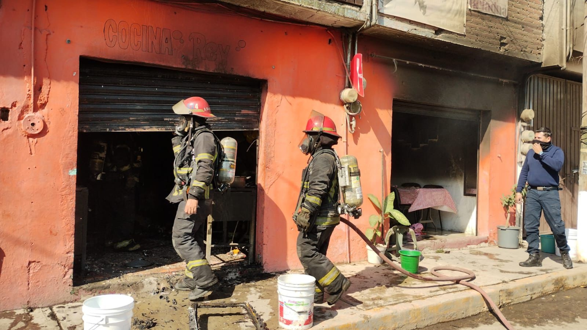 Atiende PC Jiutepec incendio en local de comida, en colonia Otilio Montaño