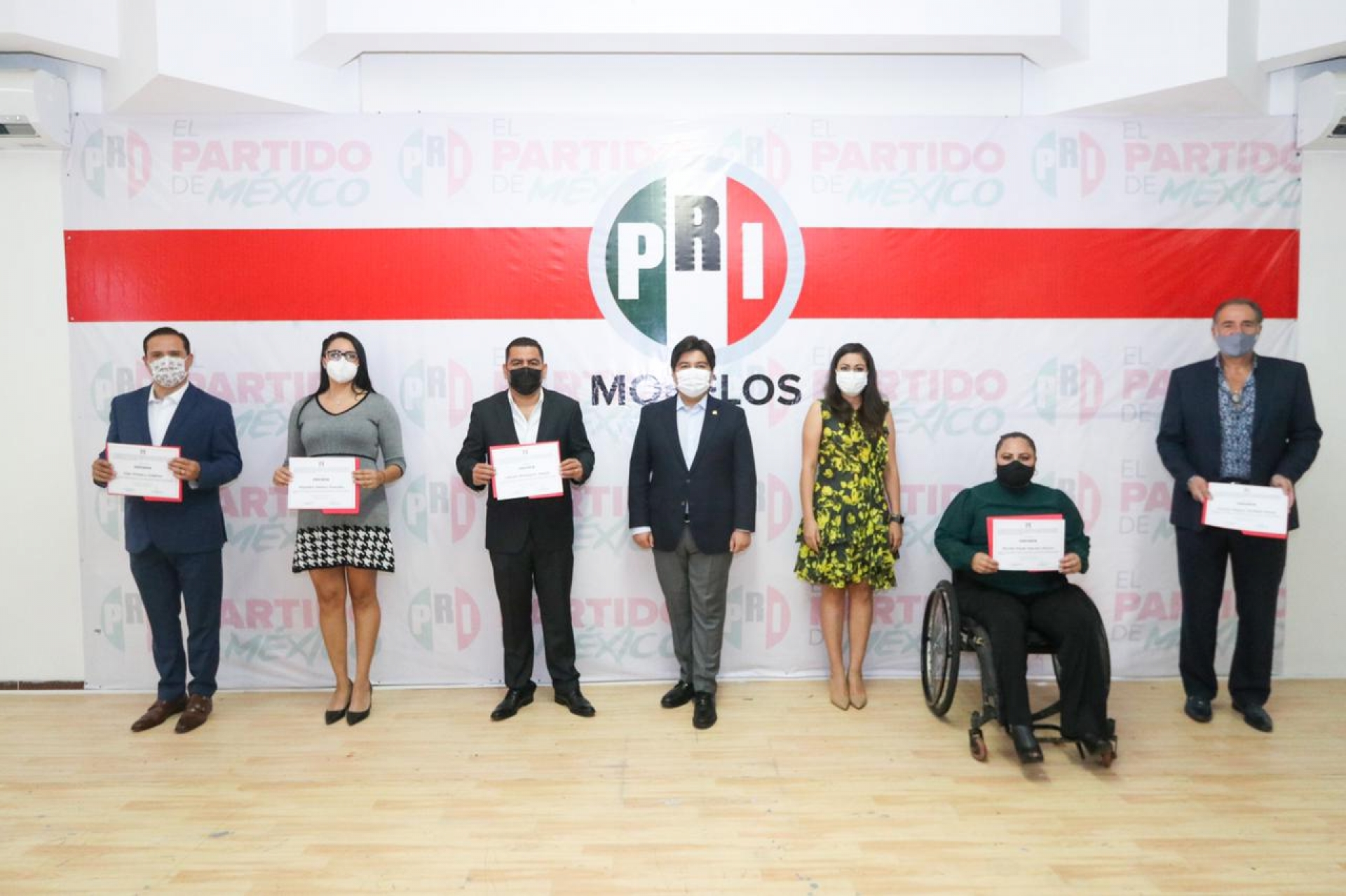 Reciben constancia las cinco candidatas y candidatos del PRI a diputaciones federales