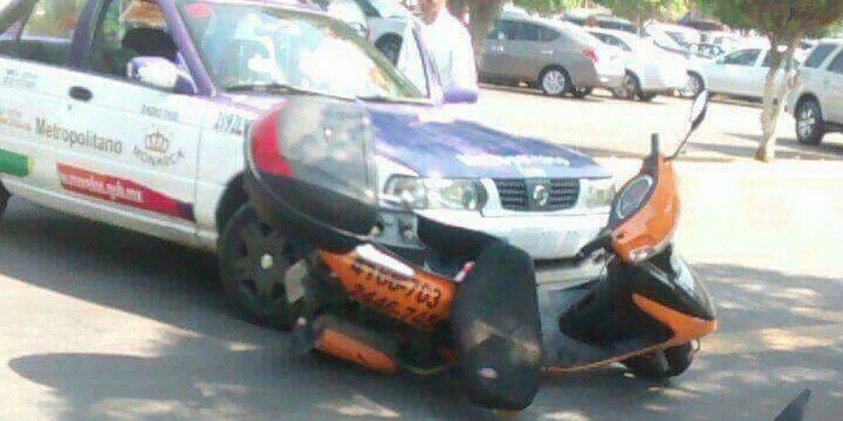 Atropellan a motociclista en el estacionamiento de una tienda, en Cuernavaca