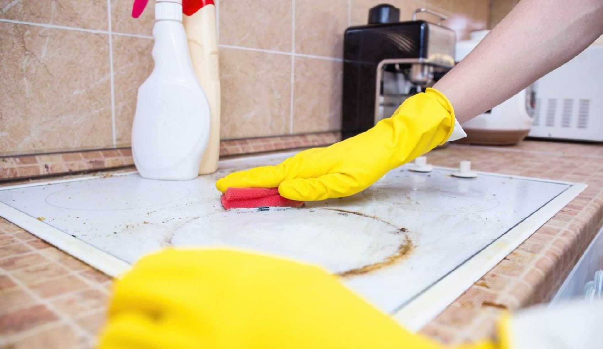 Cómo eliminar eficazmente manchas de grasa en paredes y azulejos de cocina