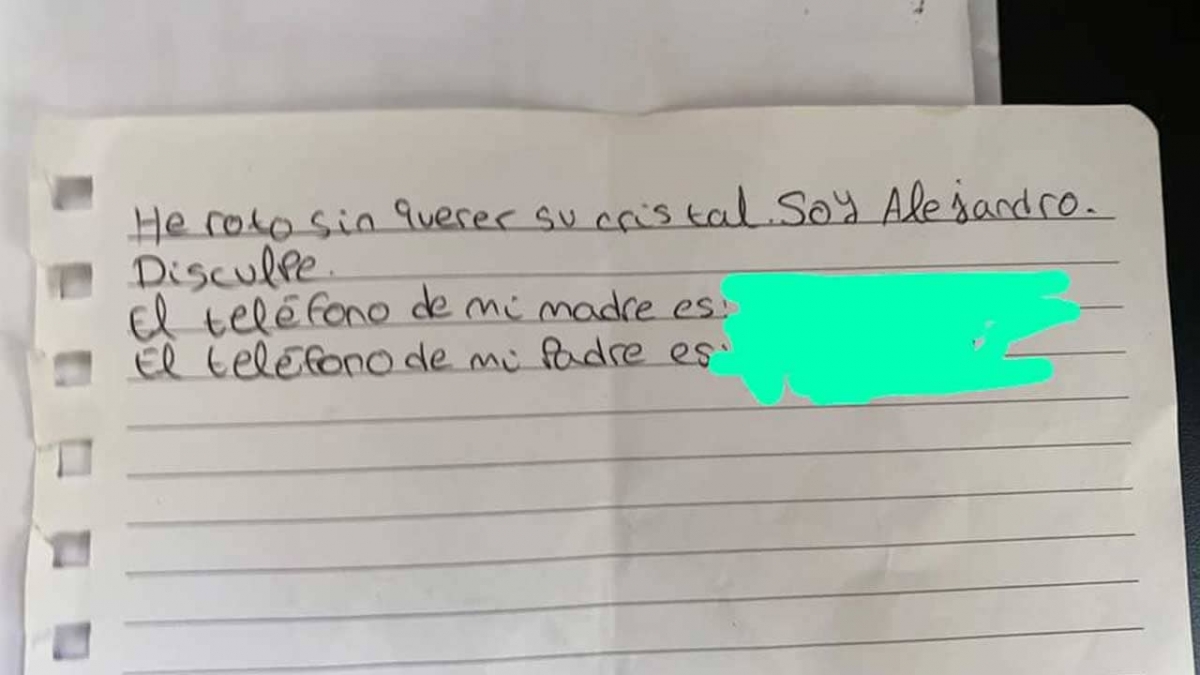 Niño rompe vidrio de un auto y deja nota de disculpa