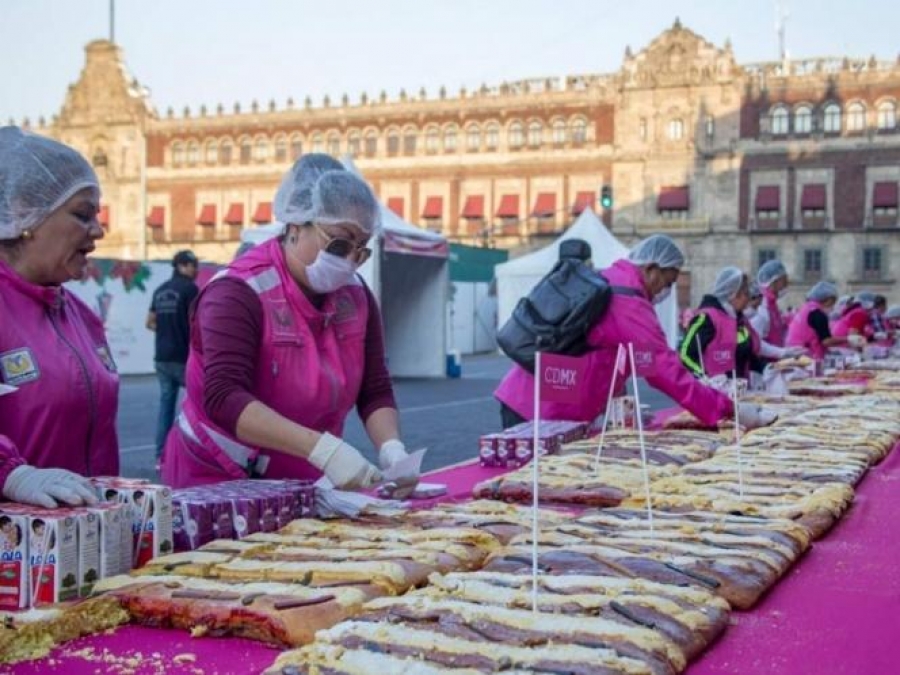 Más de dos mil panaderos preparan Mega Rosca de Reyes del Zócalo