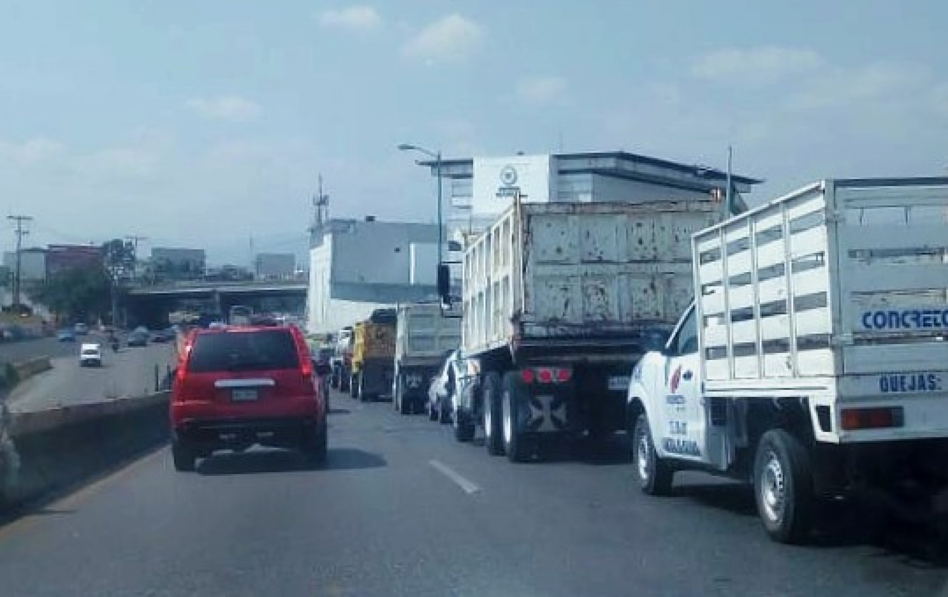 Transportistas realizan cortejo fúnebre de Fernando Ortiz