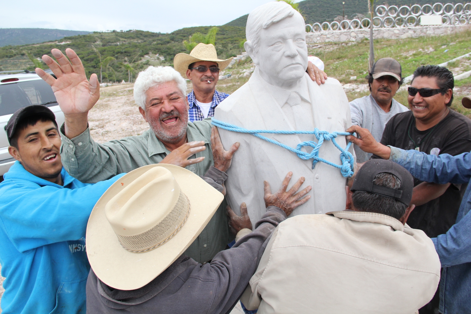Pobladores en Querétaro crean estatua labrada de AMLO junto a Emiliano Zapata y Pancho Villa
