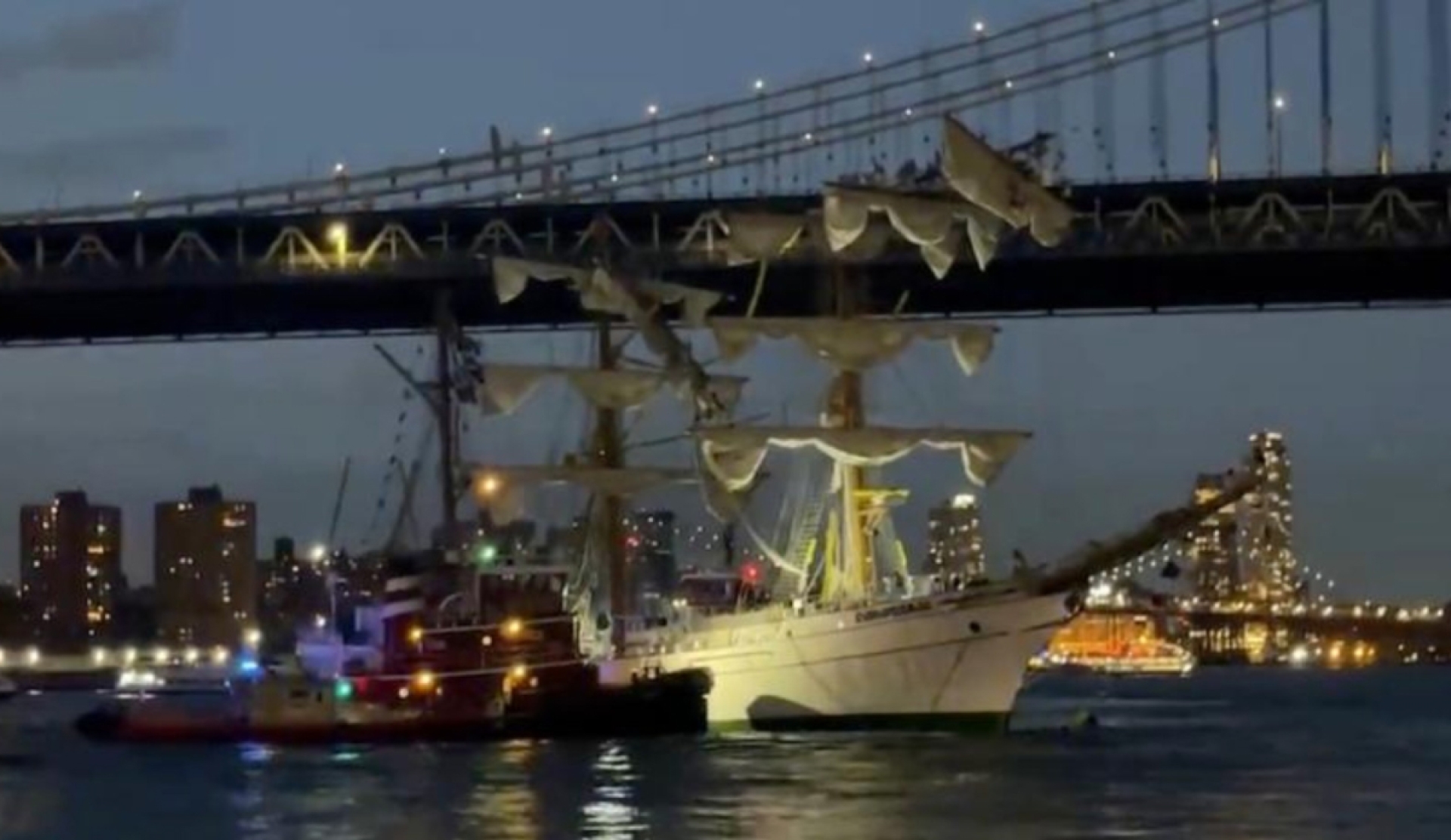 Choca buque escuela Cuauhtémoc contra el puente de Brooklyn; hay muertos y heridos