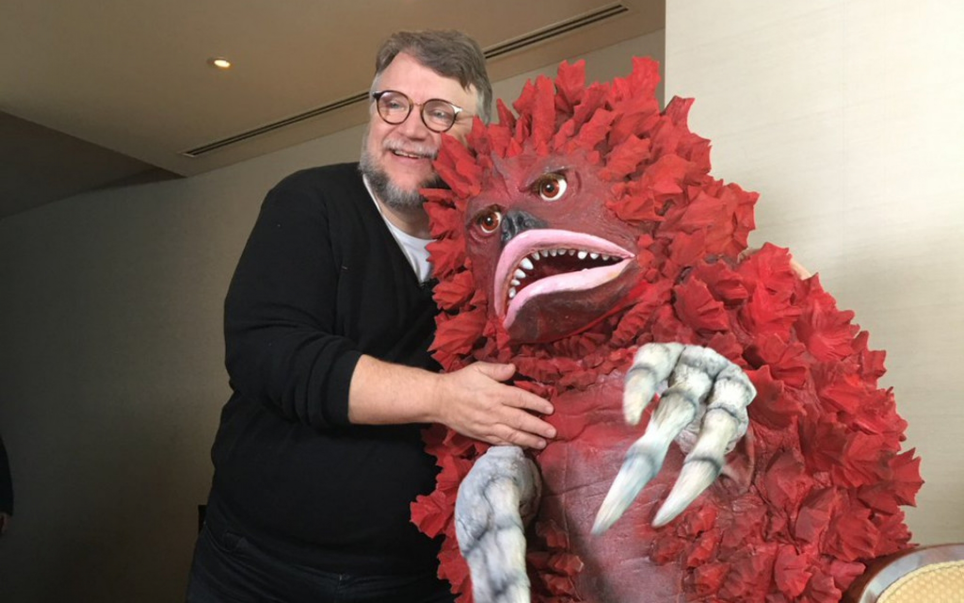 Guillermo del Toro reta a Aeroméxico a regalar viajes