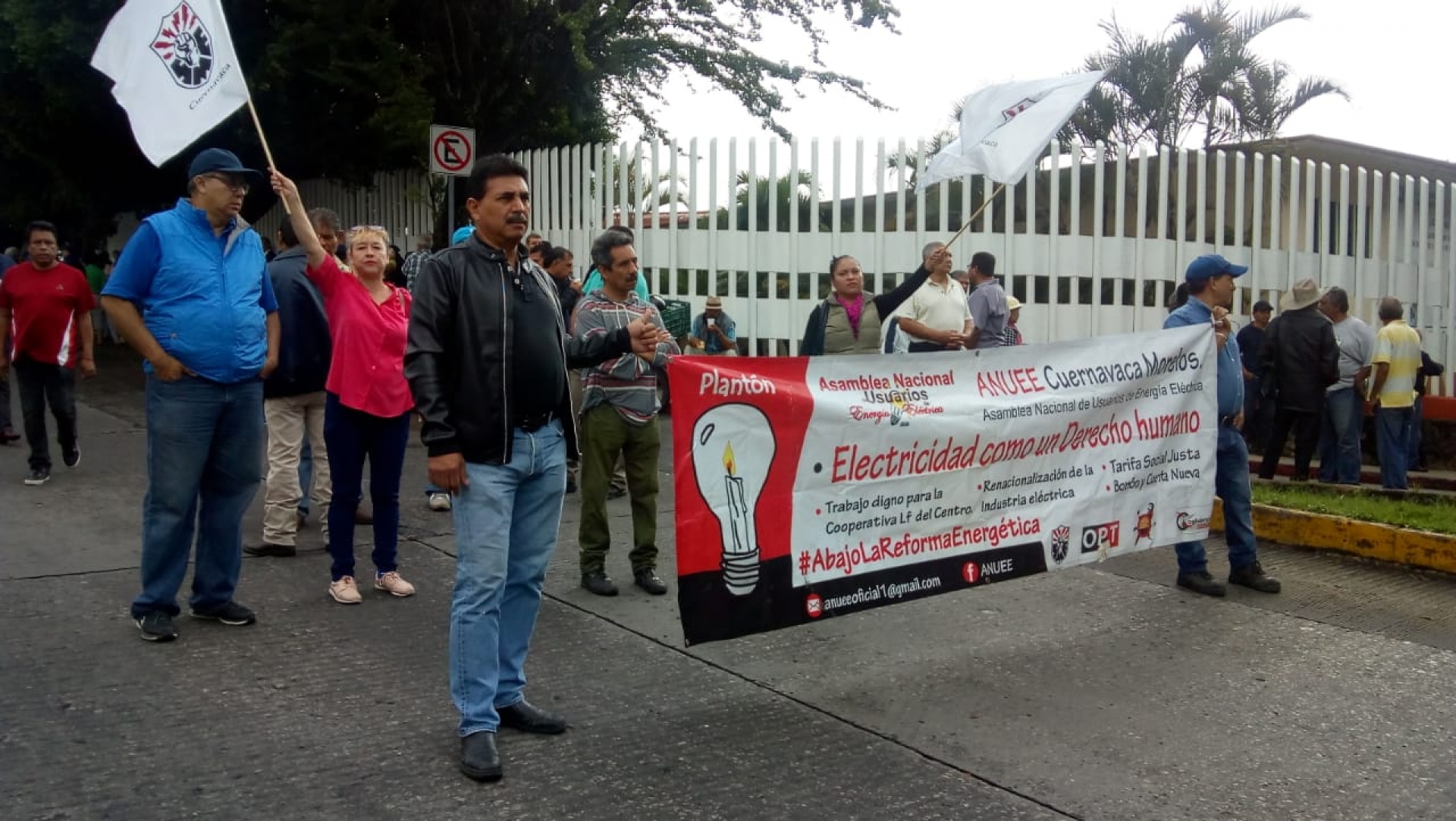 Se manifiesta la ANUEE en Cuernavaca; bloquea avenida