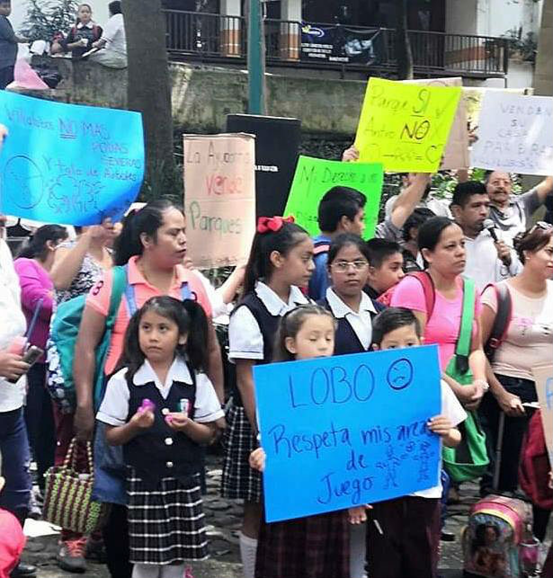 Se manifiestan padres de familia y niños de escuelas aledañas al parque Melchor Ocampo