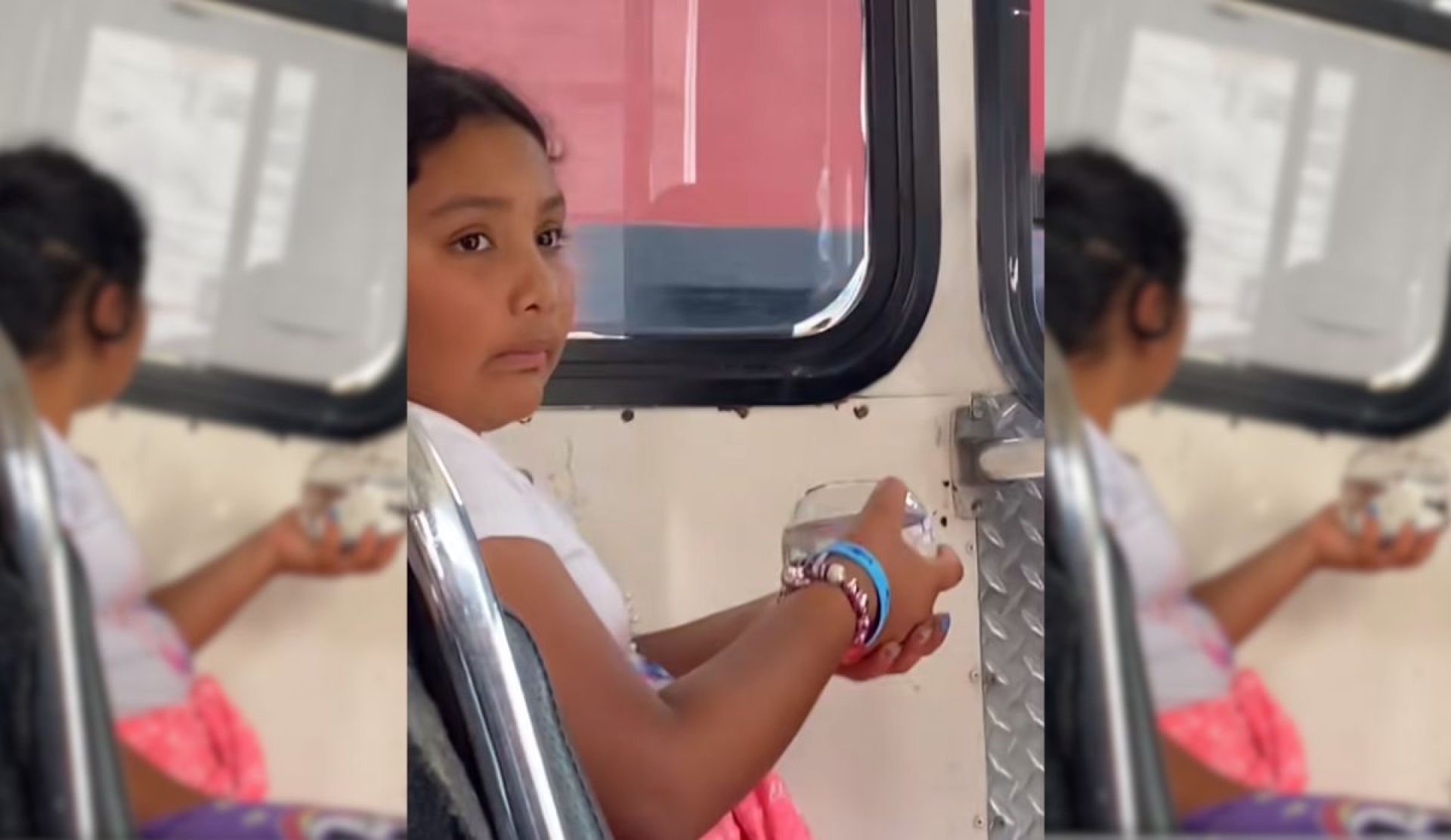 Niña cuida con ternura a su pez en frágil pecera durante viaje en transporte público