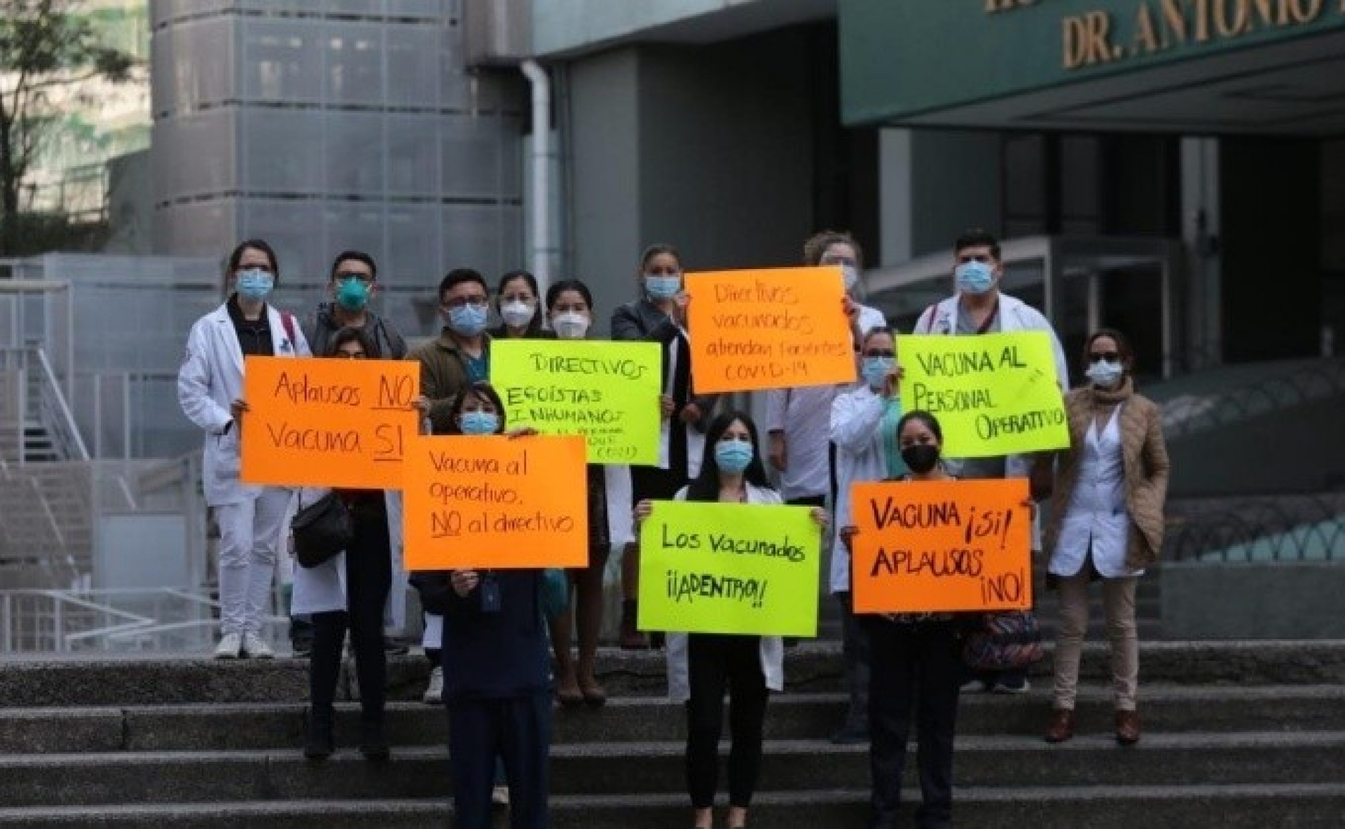 Personal del Hospital La Raza denuncia favoritismo en aplicación de la vacuna