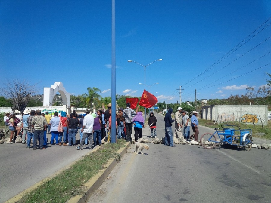Bloquean miembros del FPR carretera Cuautla-Zacatepec para exigir liberación de detenido