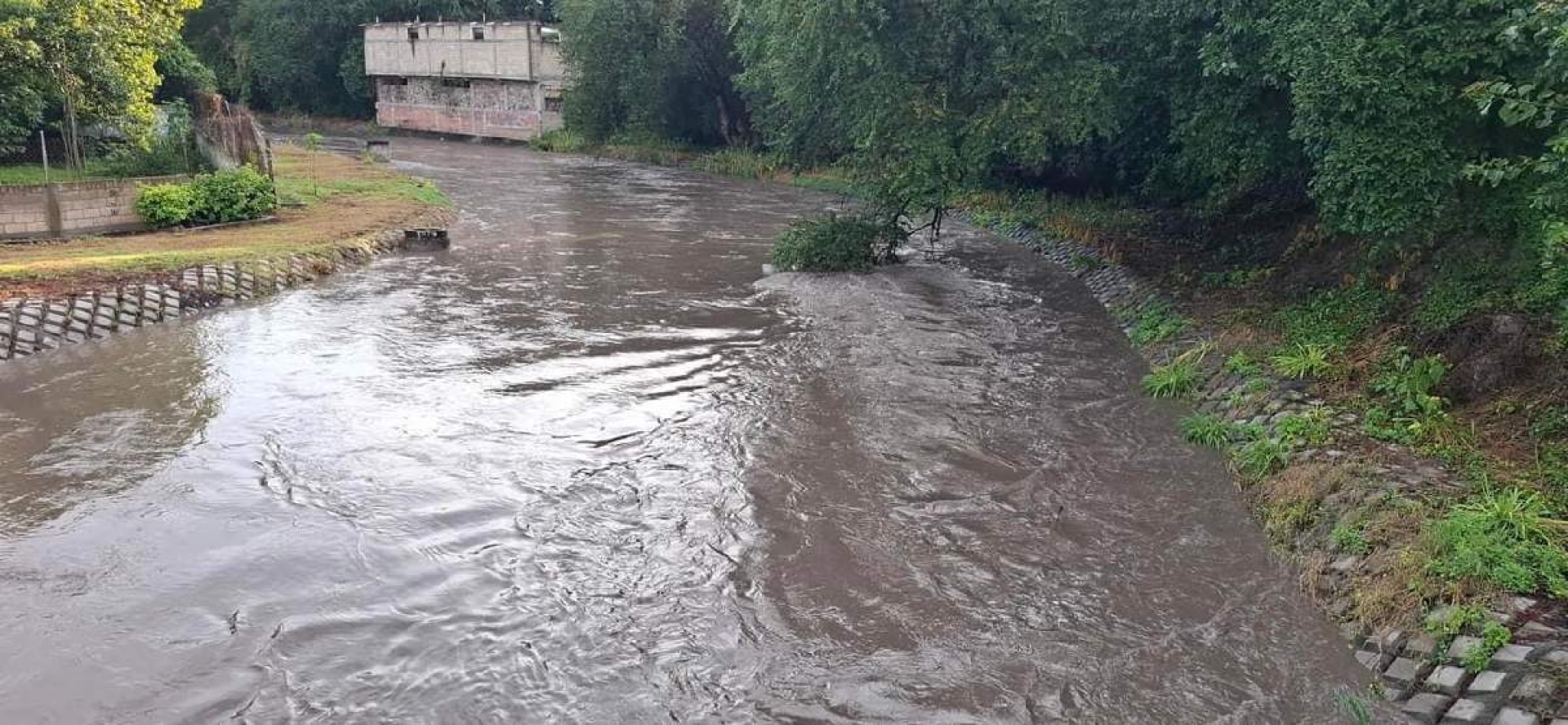 Crece nivel de río y barrancas en Puente de Ixtla