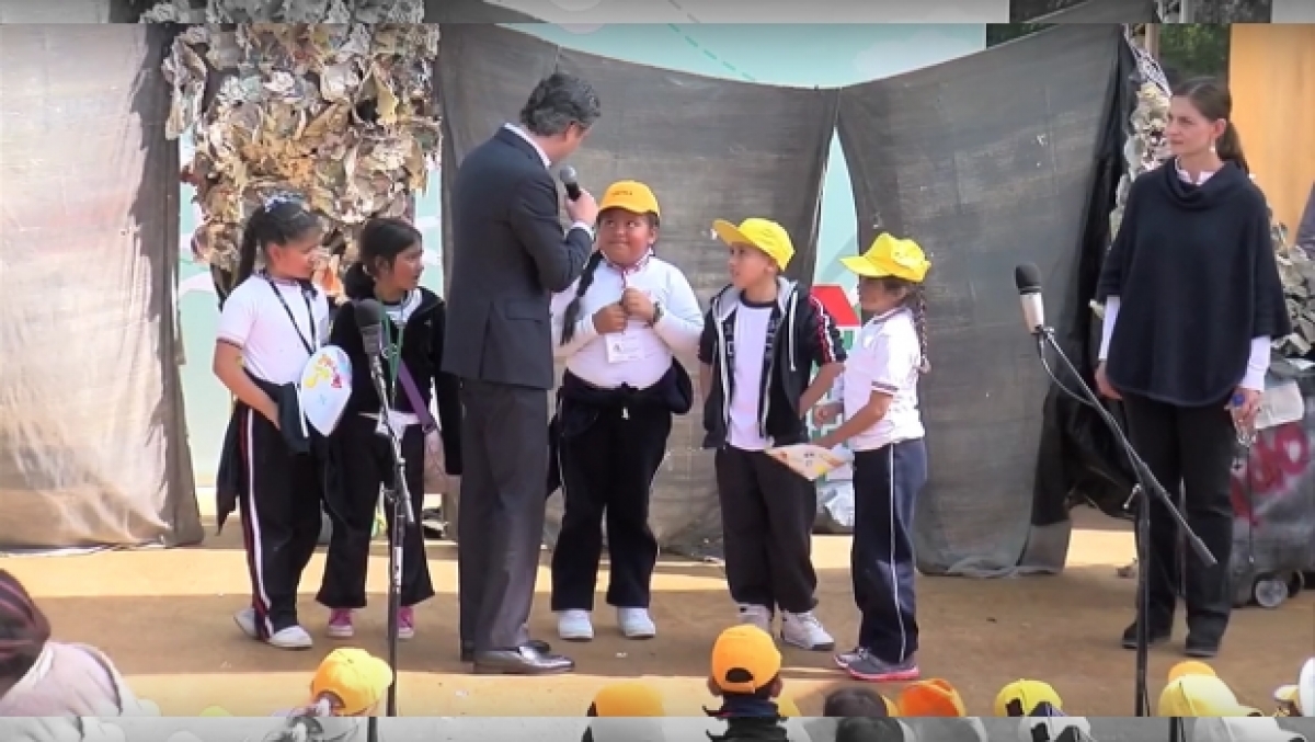 Niña de primaria exhibe y corrige error de Nuño