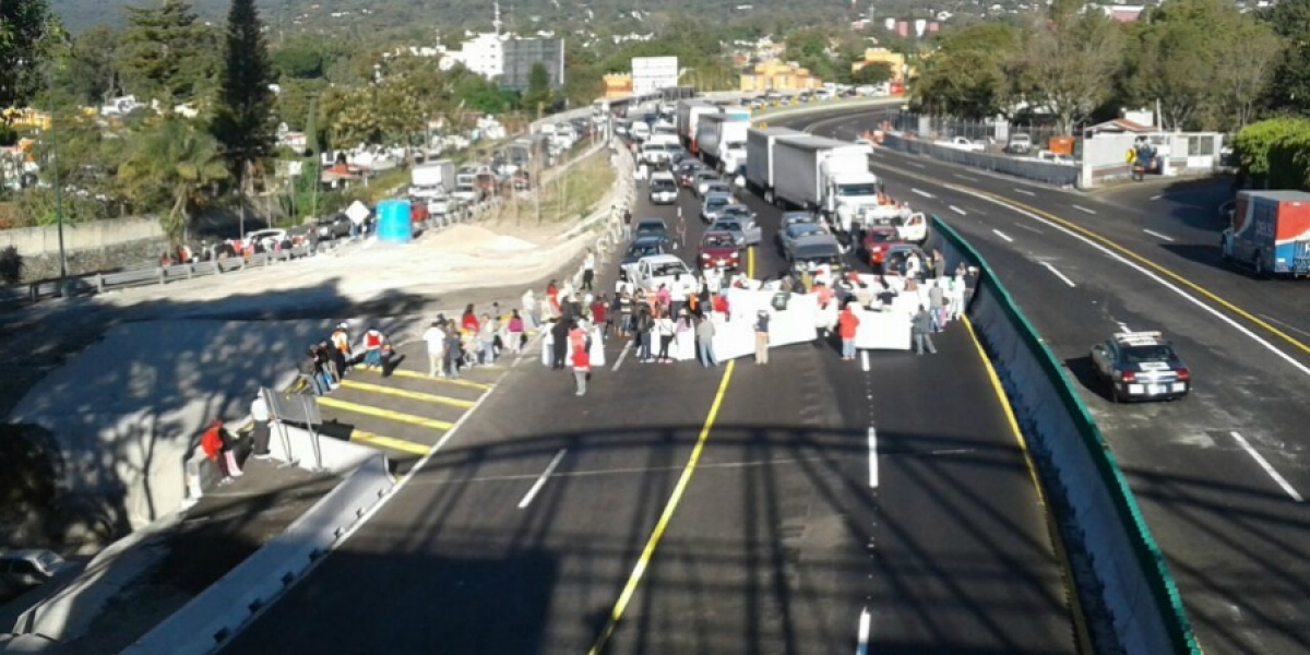 Ciudadanos bloquearon avenida y autopista, en apoyo al alcalde capitalino