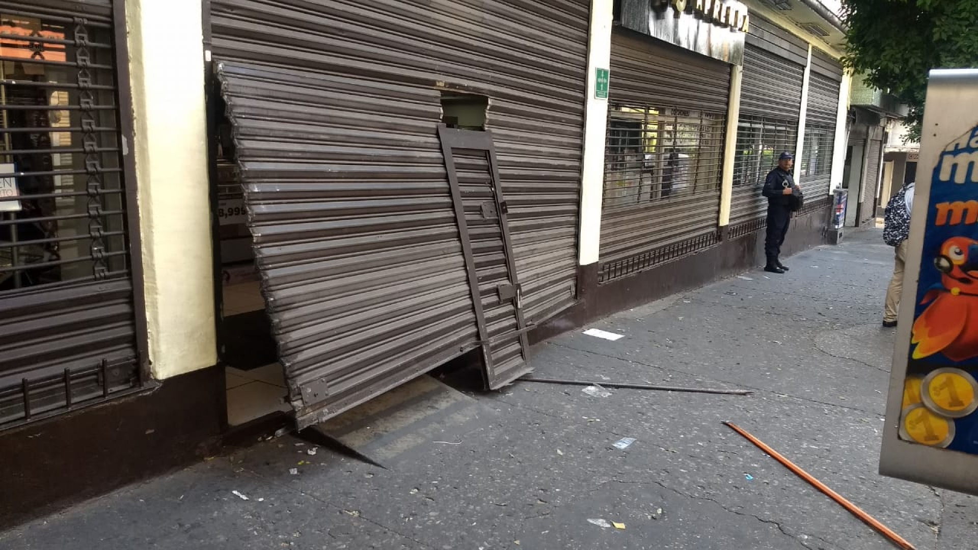 Rompen cortina para saquear sucursal de 'Elektra' en el centro de Cuernavaca
