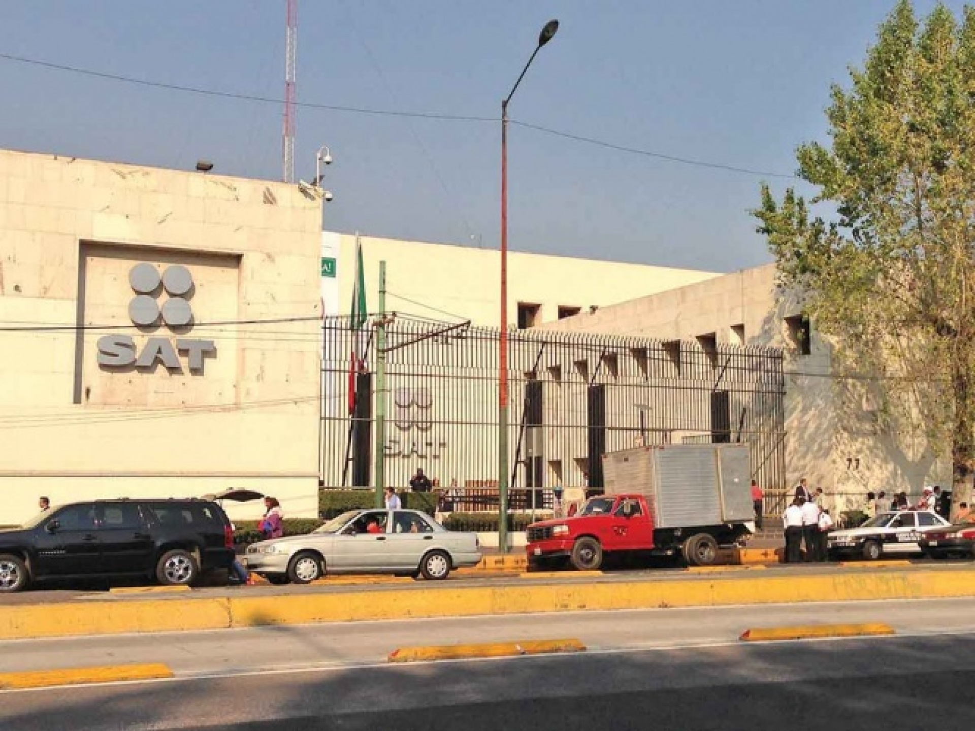 El SAT exhibe a factureras; fisco ventaneó a firmas dedicadas a vender facturas falsas