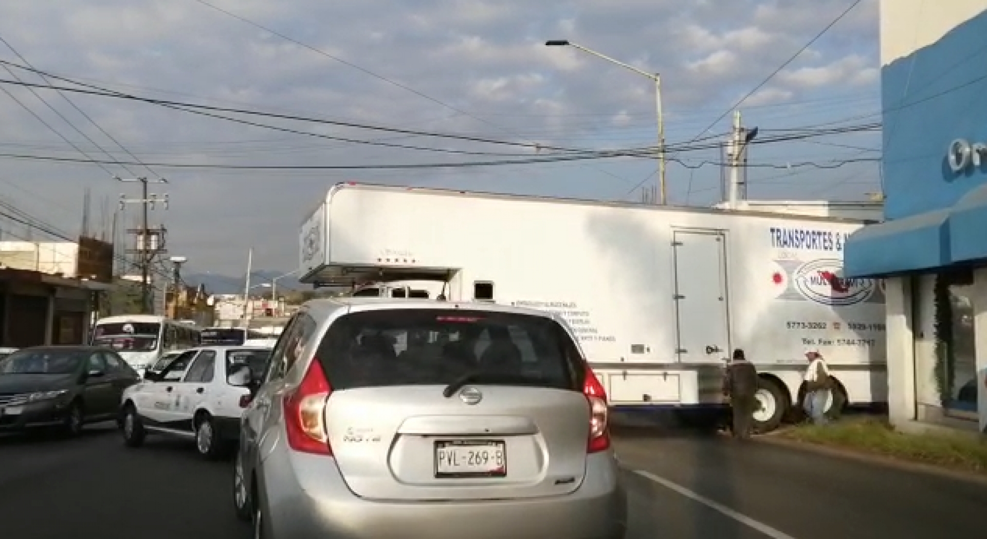 Camión de carga atravesado en la avenida Plan de Ayala