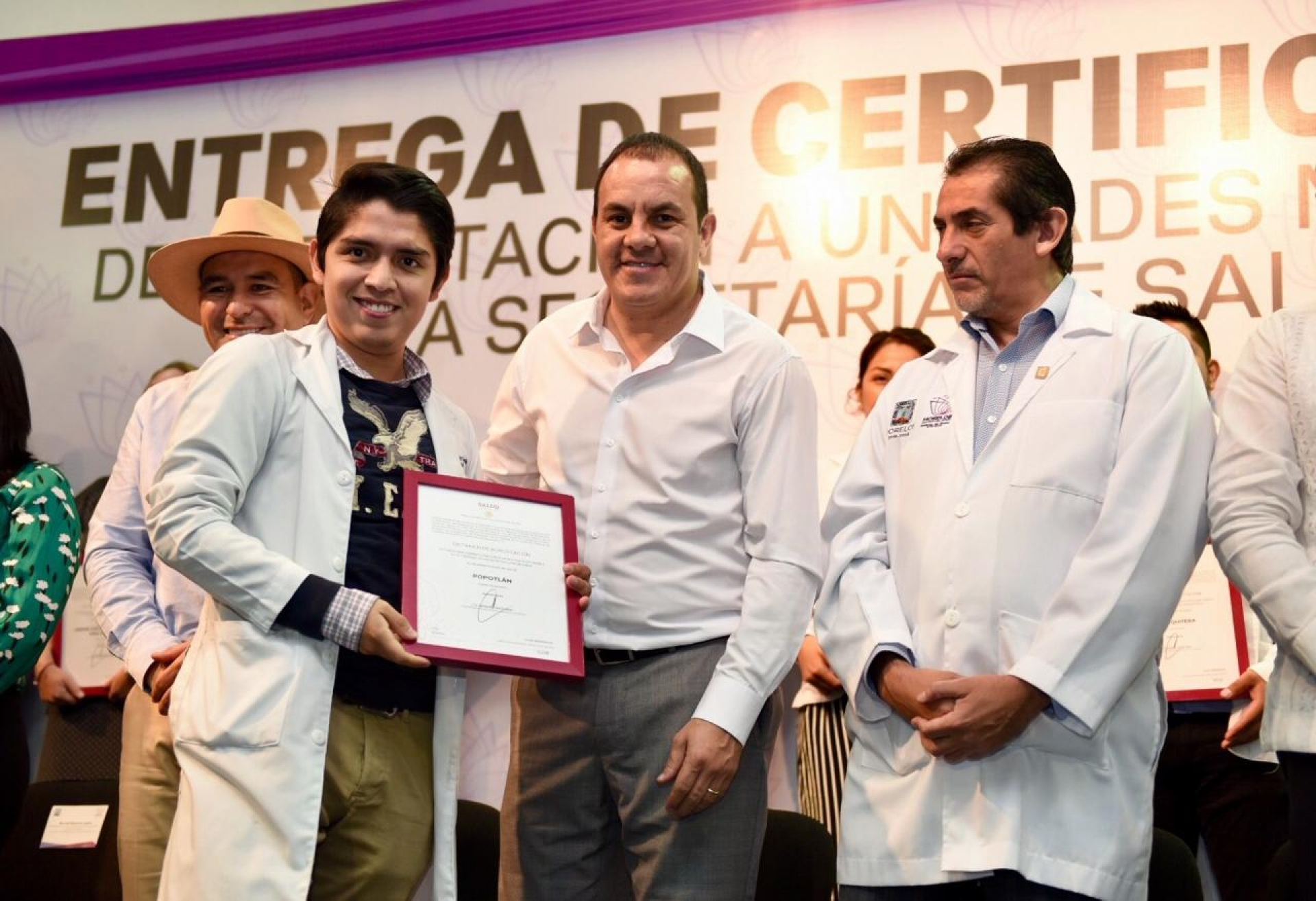 Entrega gobernador certificados de acreditación a unidades médicas