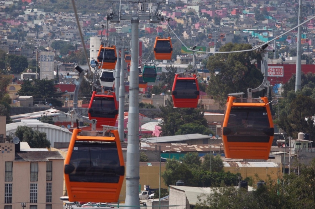 Un día después de inaugurado, se atora teleférico