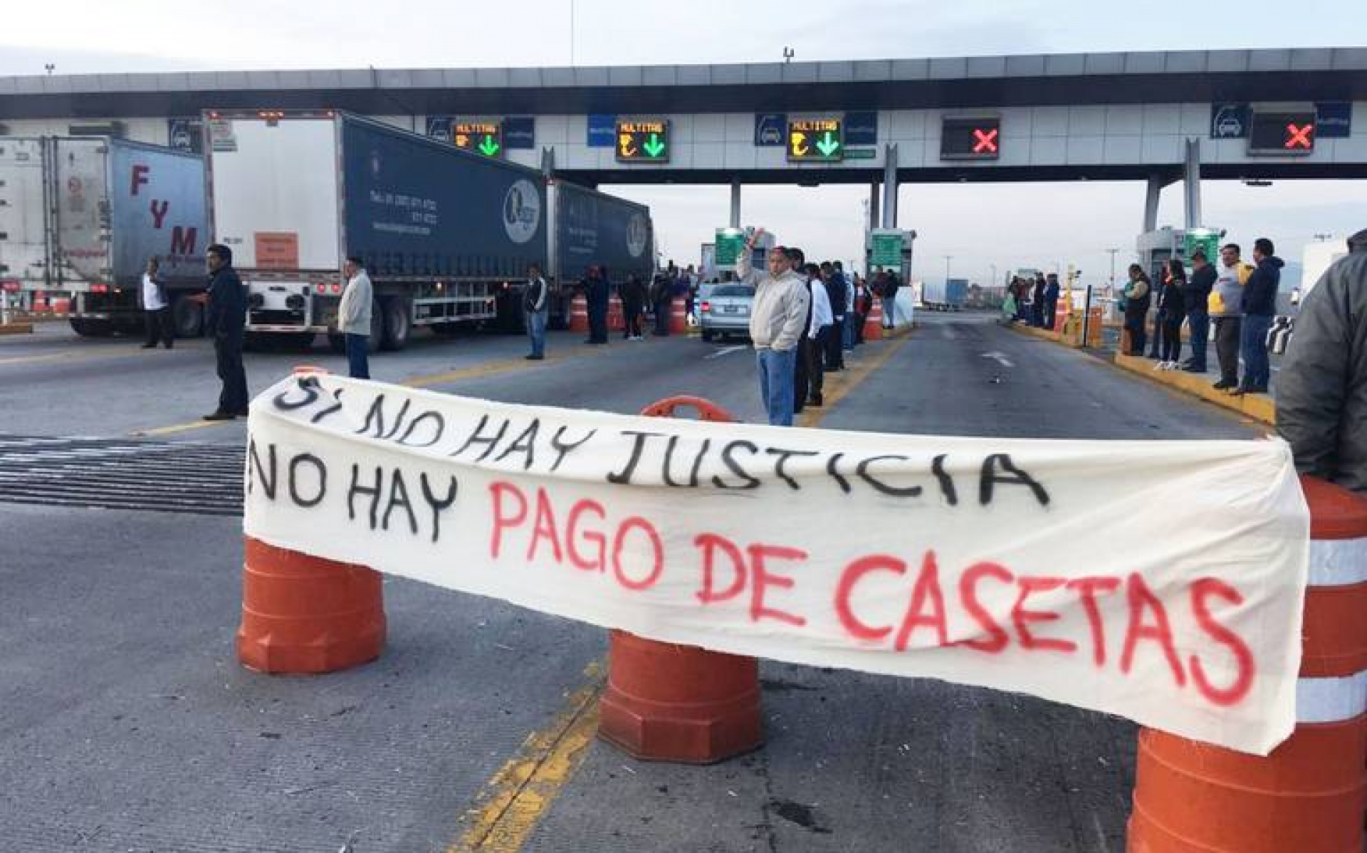 La toma de casetas se castigará “como al huachicol”, advierte AMLO