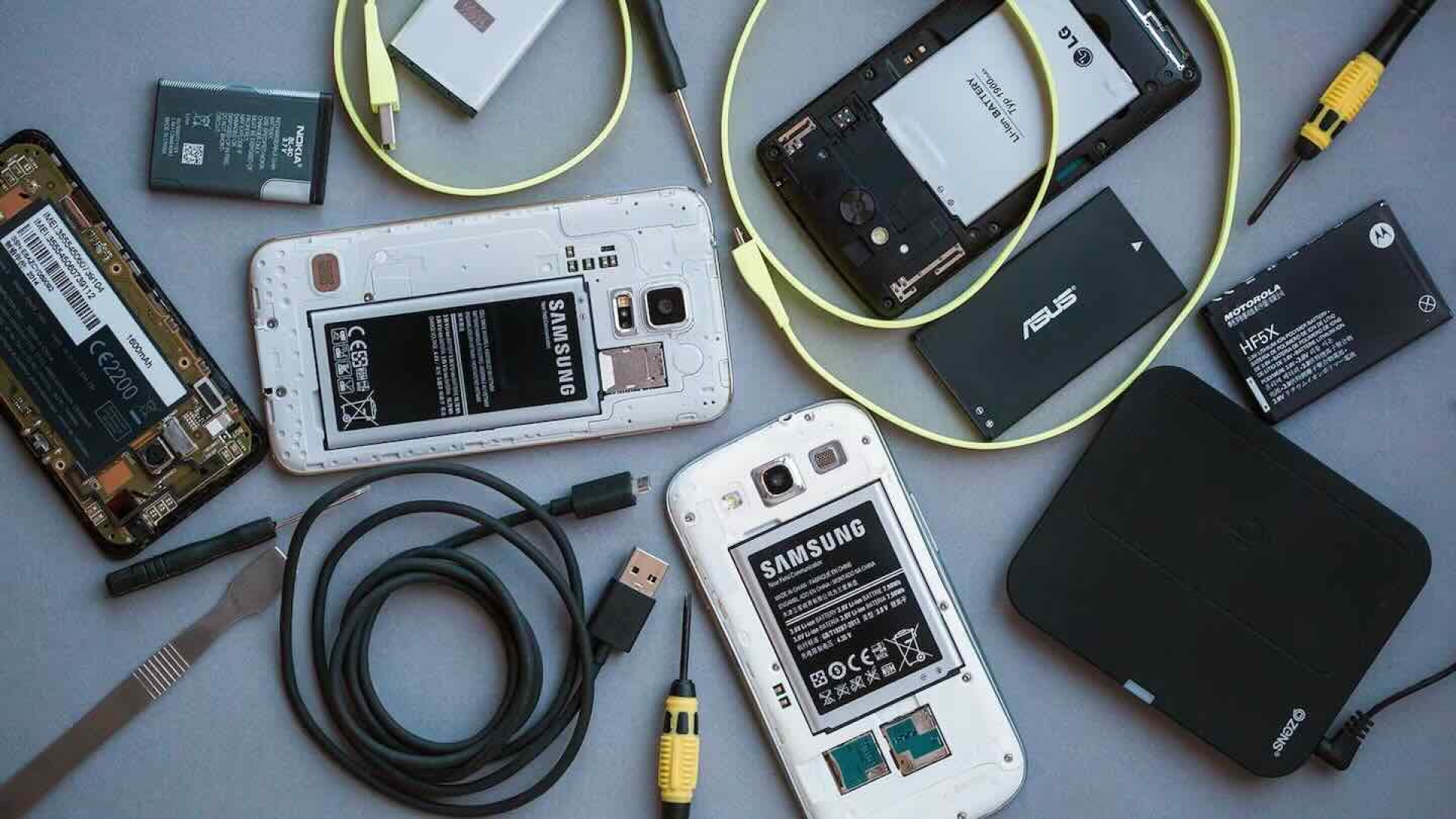 ¿Por qué los smartphones tendrán de nuevo baterías extraíbles en 2027?