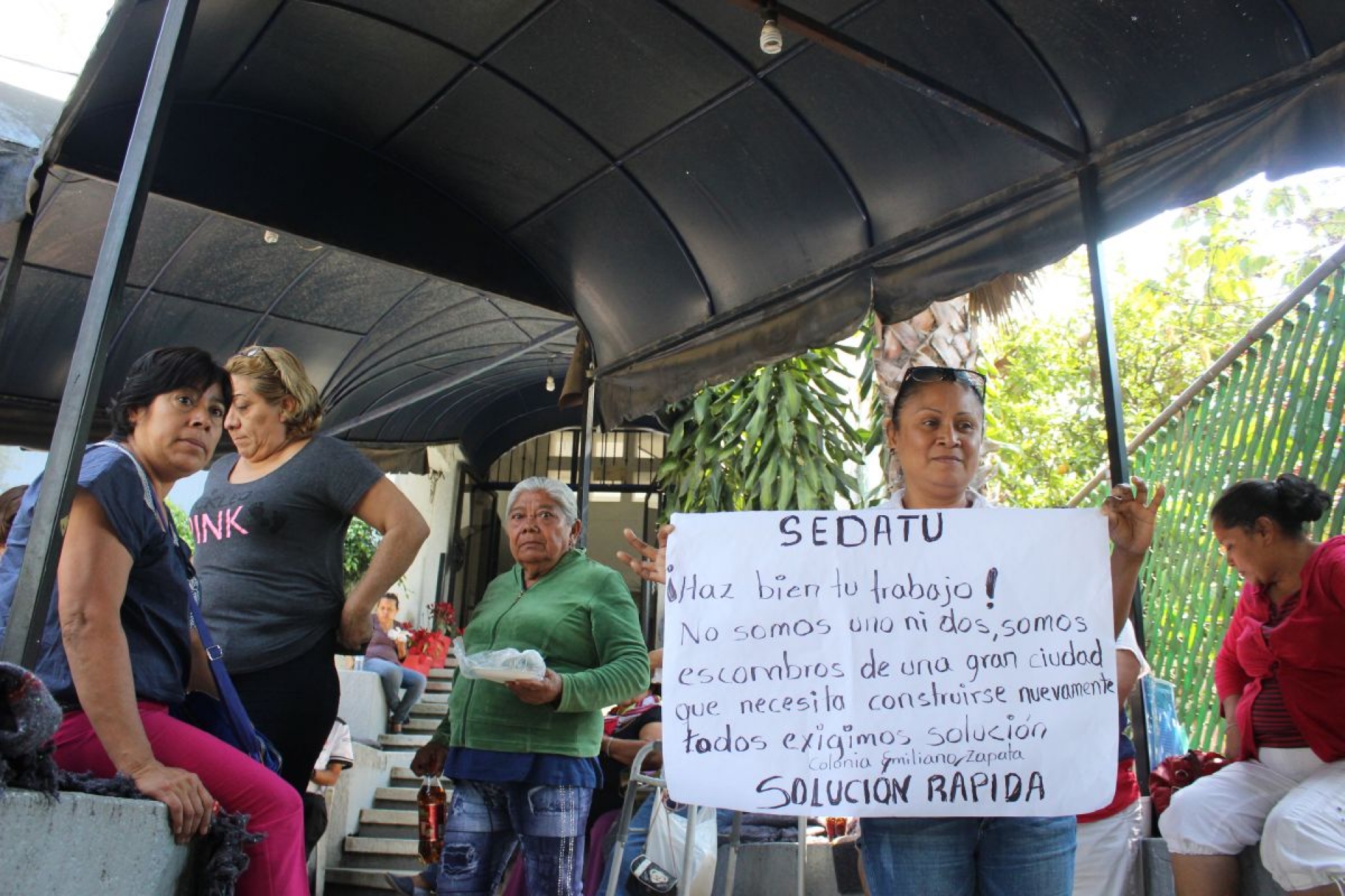 Damnificados de Jojutla siguen en poder de las oficinas de la Sedatu