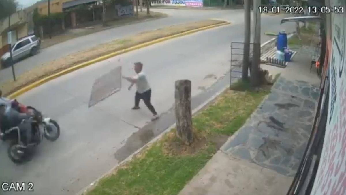 Hombre lanza reja contra ladrones en moto y detiene su fuga