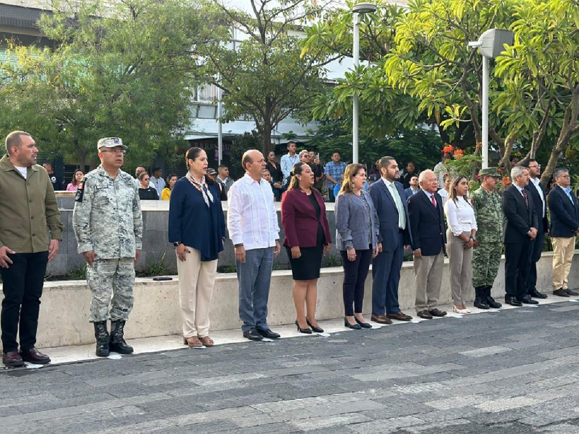 Encabezan Margarita González y Rodrigo Arredondo Honores a la Bandera en Cuautla