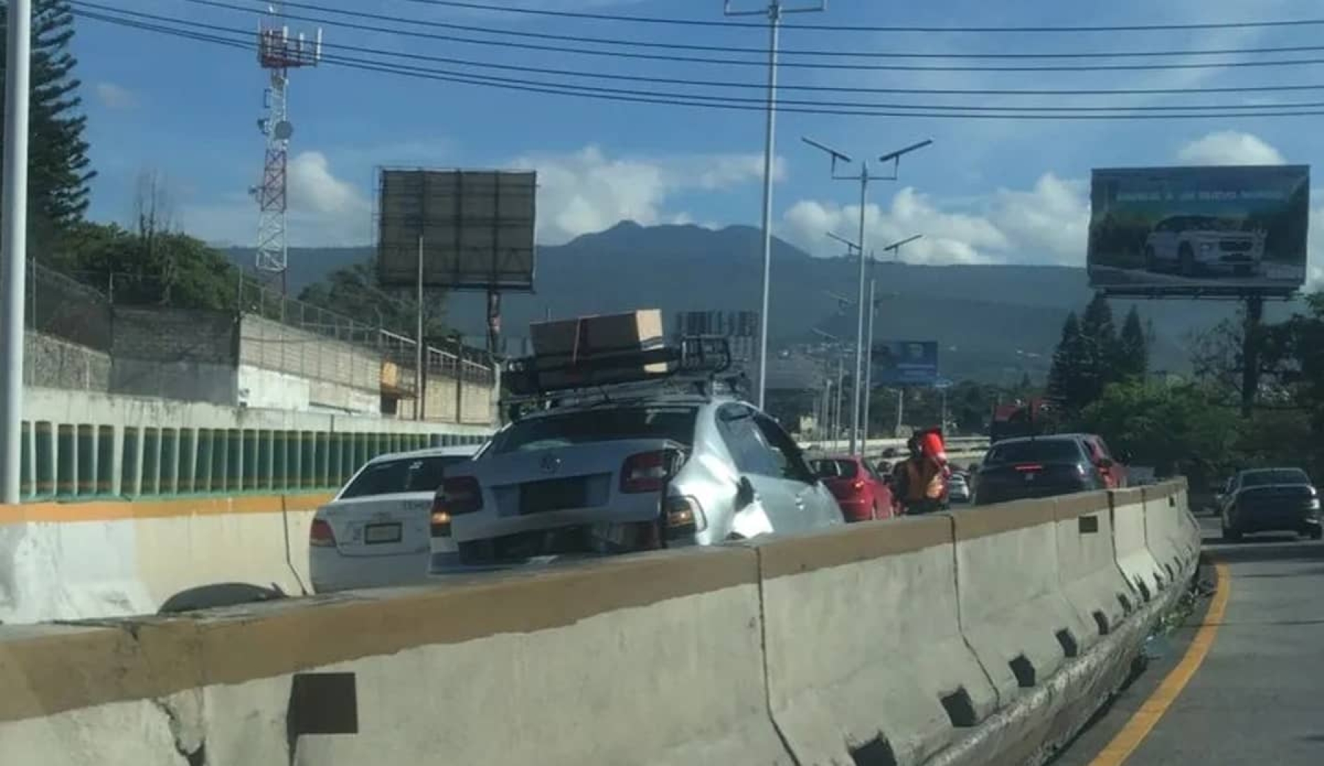 Carambola en el Paso Exprés deja daños materiales